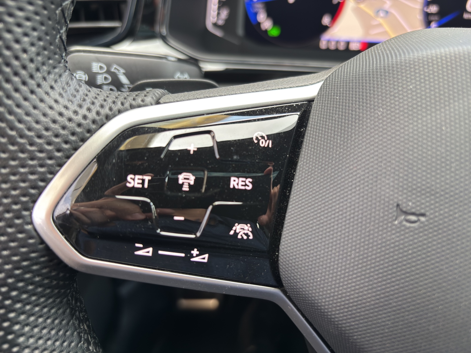 VW T-Roc 2.0 TSI R-Line DSG 4Motion mit AHK, Standheizung, Leder mit Memory-image-13