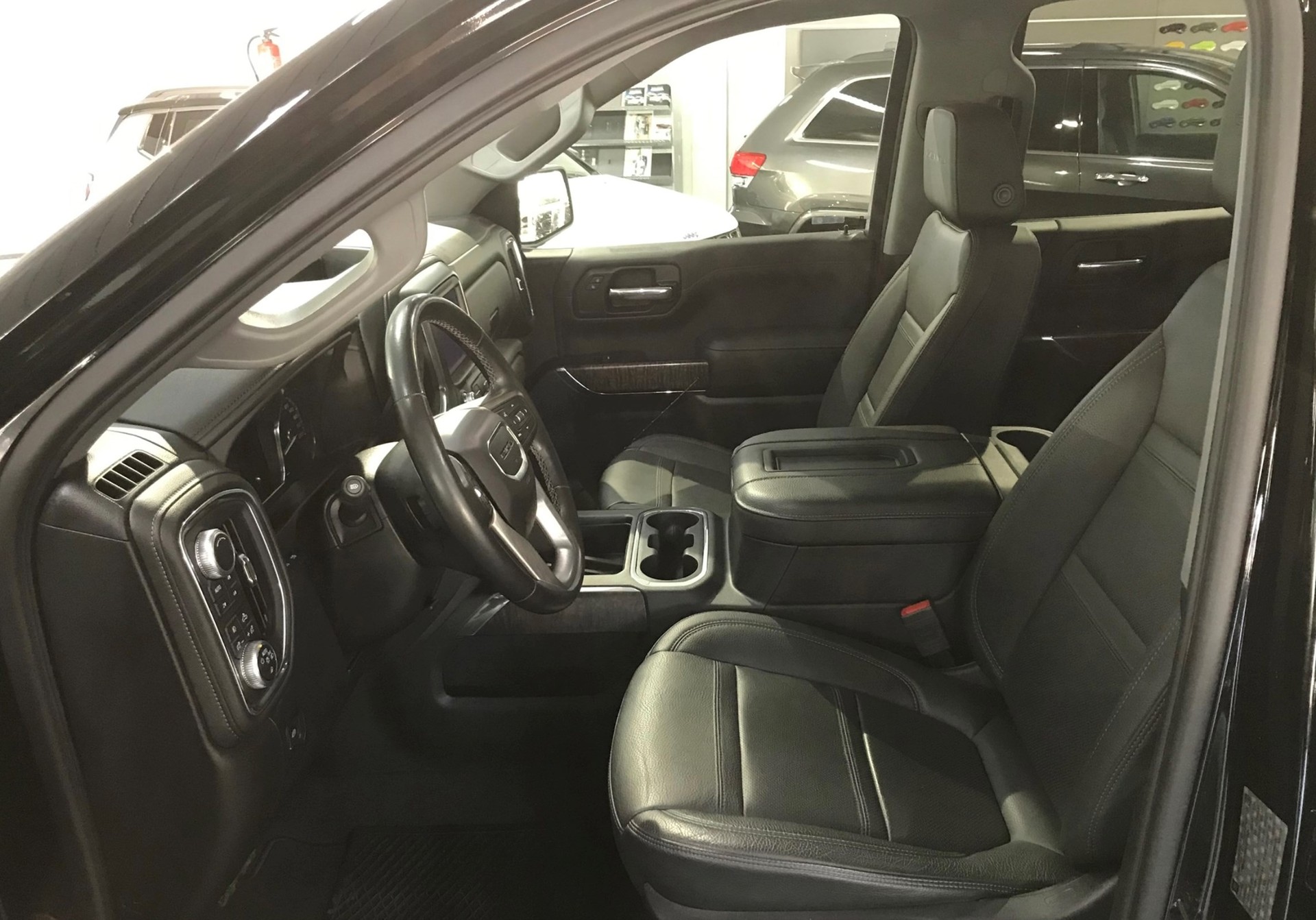 GMC Sierra-image-2
