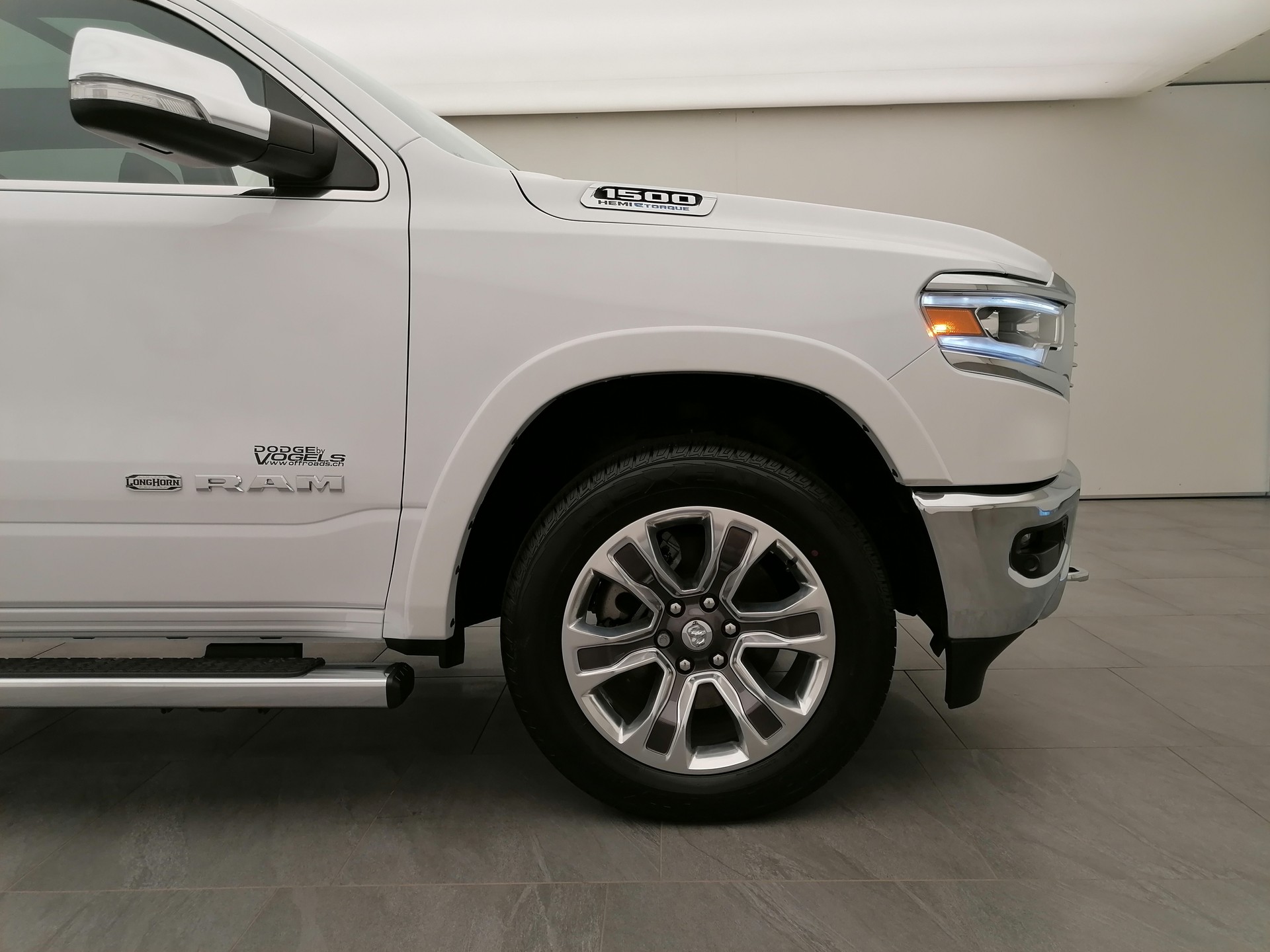 DODGE Ram 1500 5.7 V8 Longhorn 10.5T eTorque-image-6