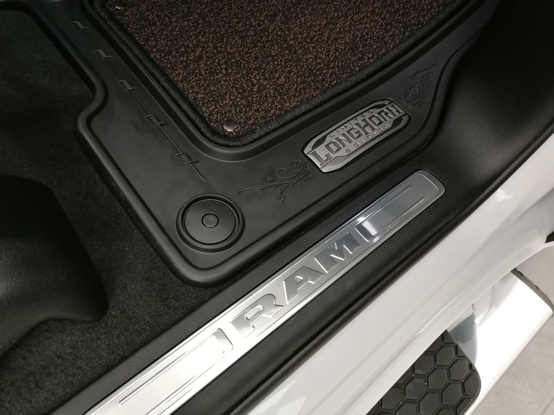 DODGE Ram 1500 5.7 V8 Longhorn 10.5T eTorque-image-12