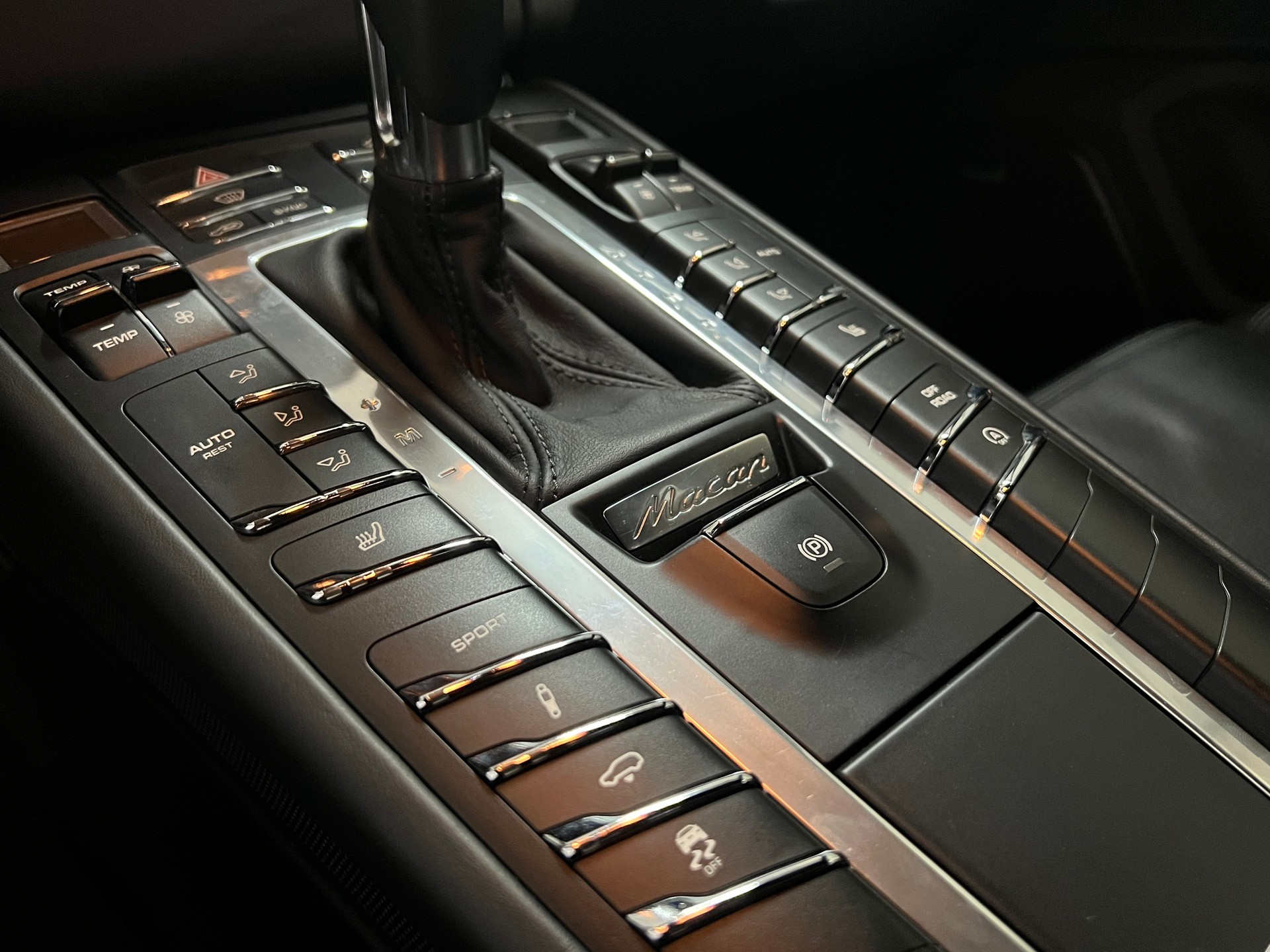 PORSCHE Macan Turbo PDK-image-12