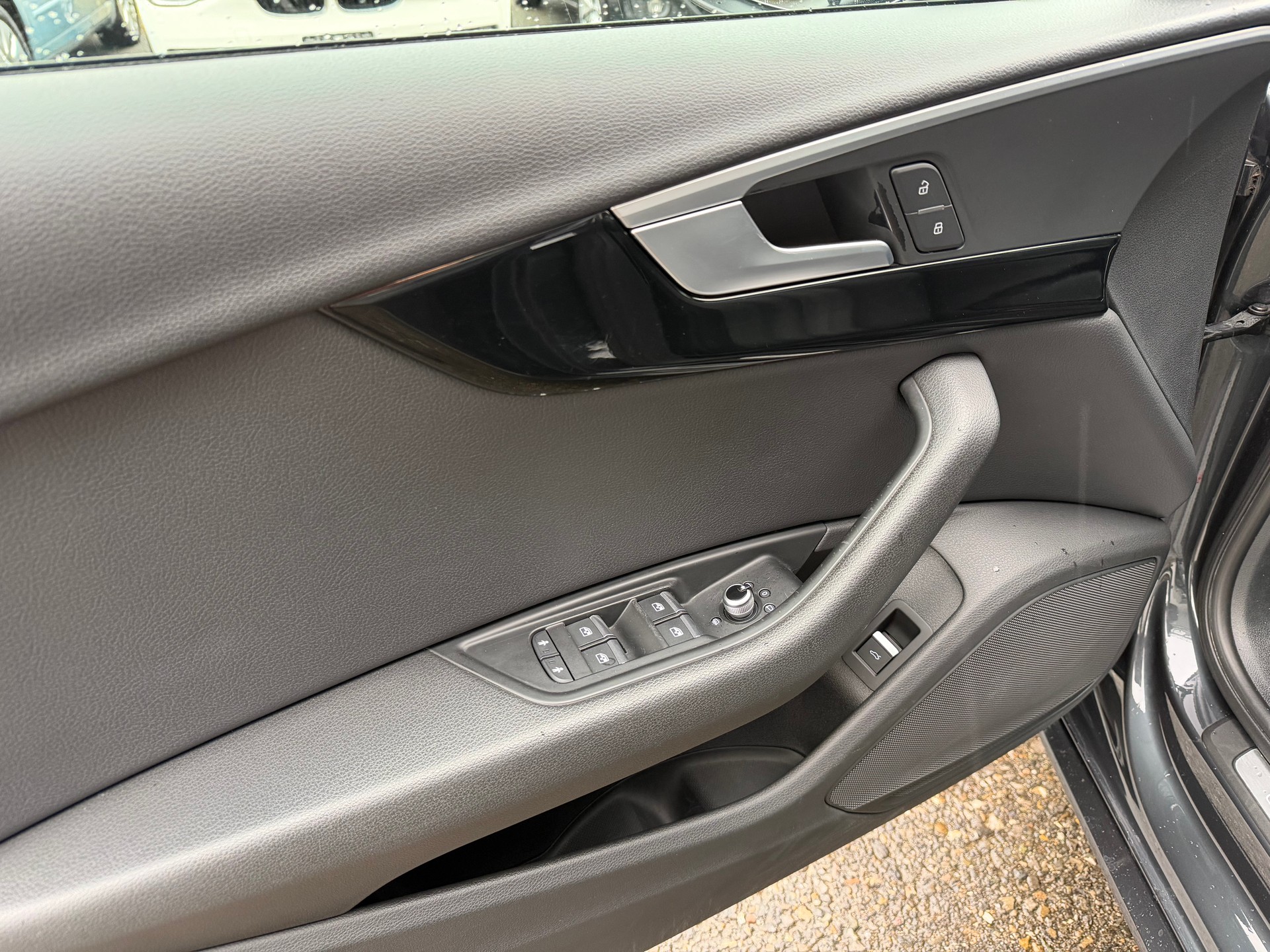 AUDI A4 Avant 2.0 TDI Design quattro S-tronic-image-5