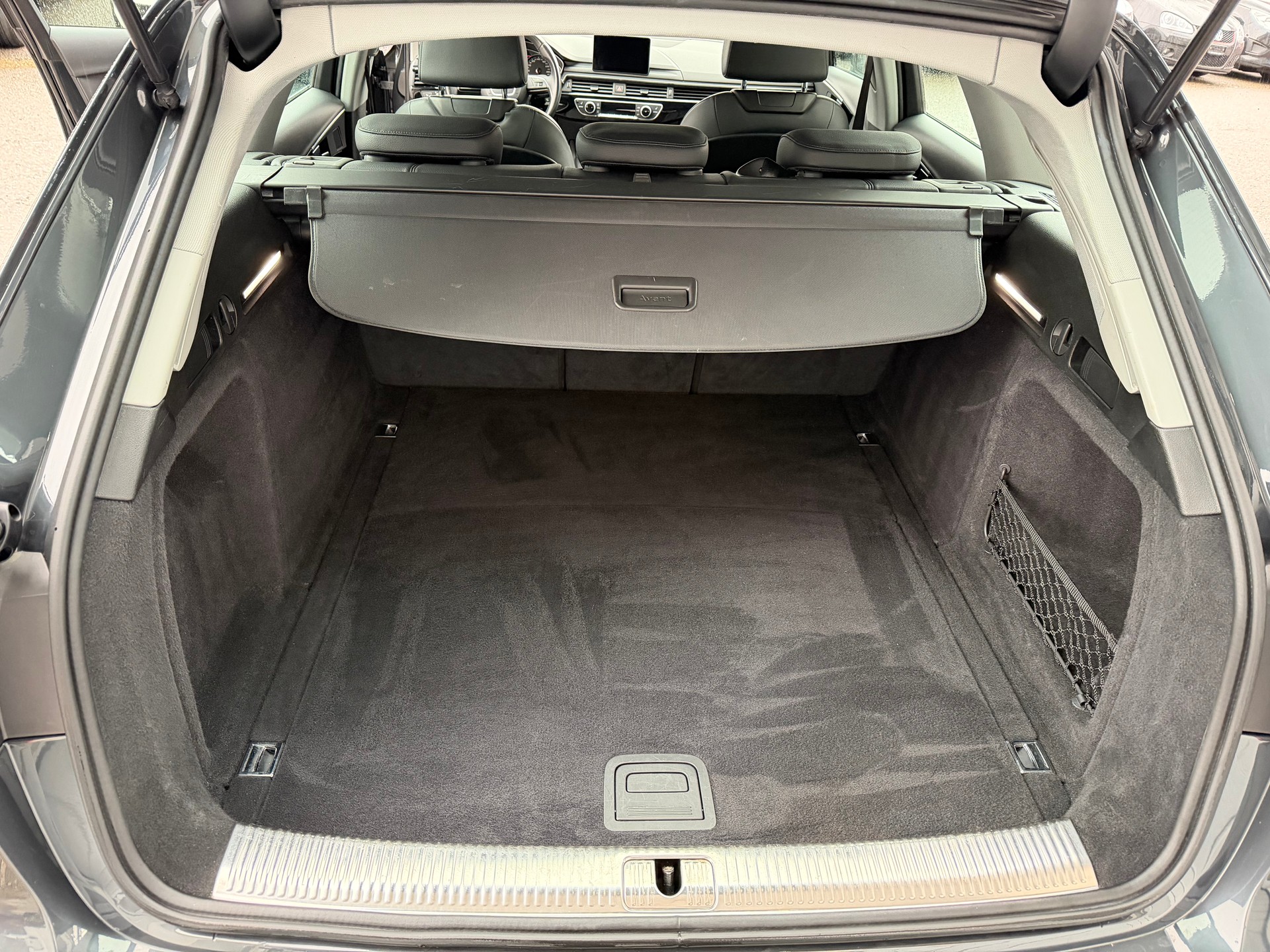AUDI A4 Avant 2.0 TDI Design quattro S-tronic-image-8