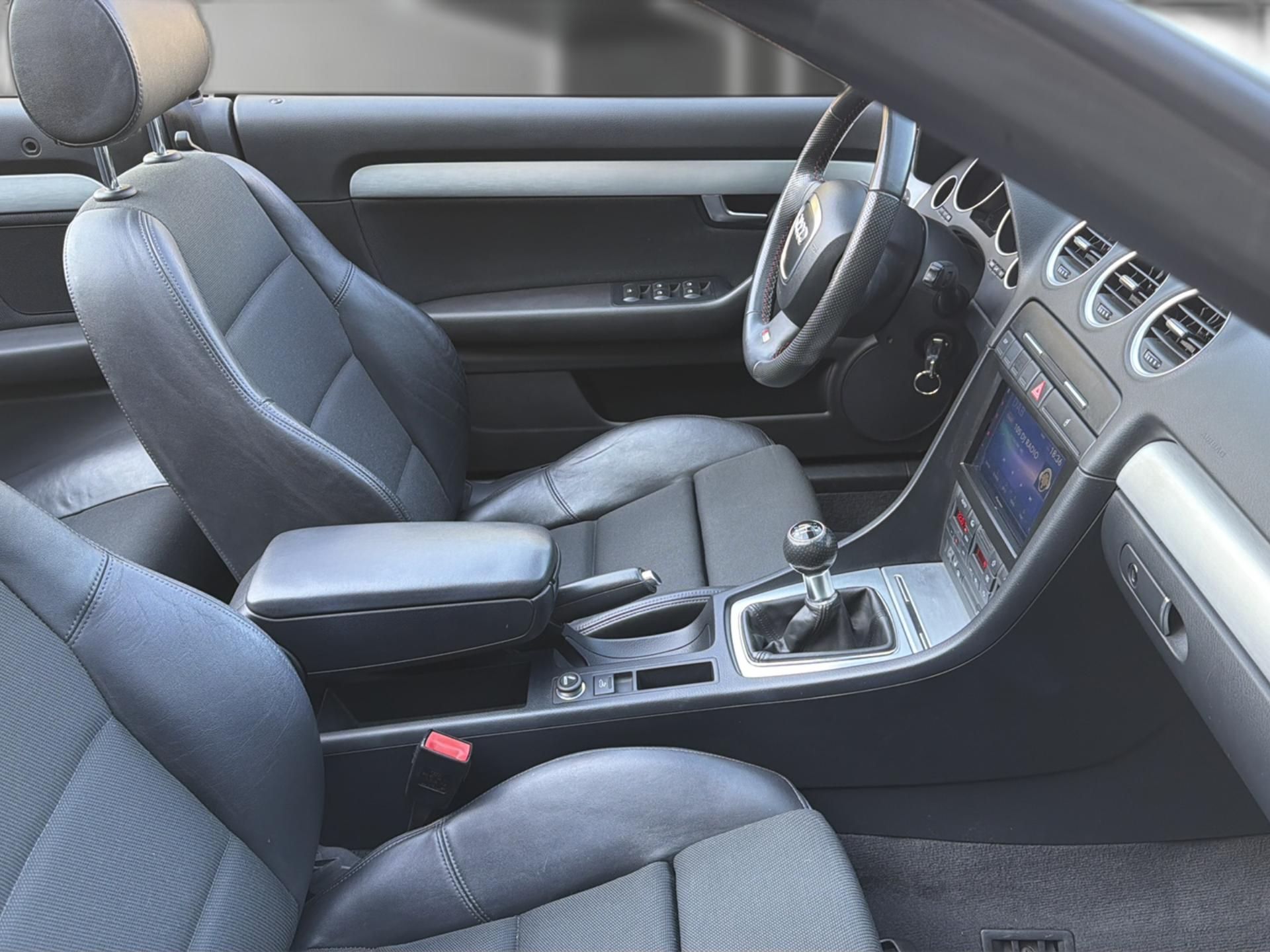 AUDI A4 Cabriolet 1.8 Turbo-image-13