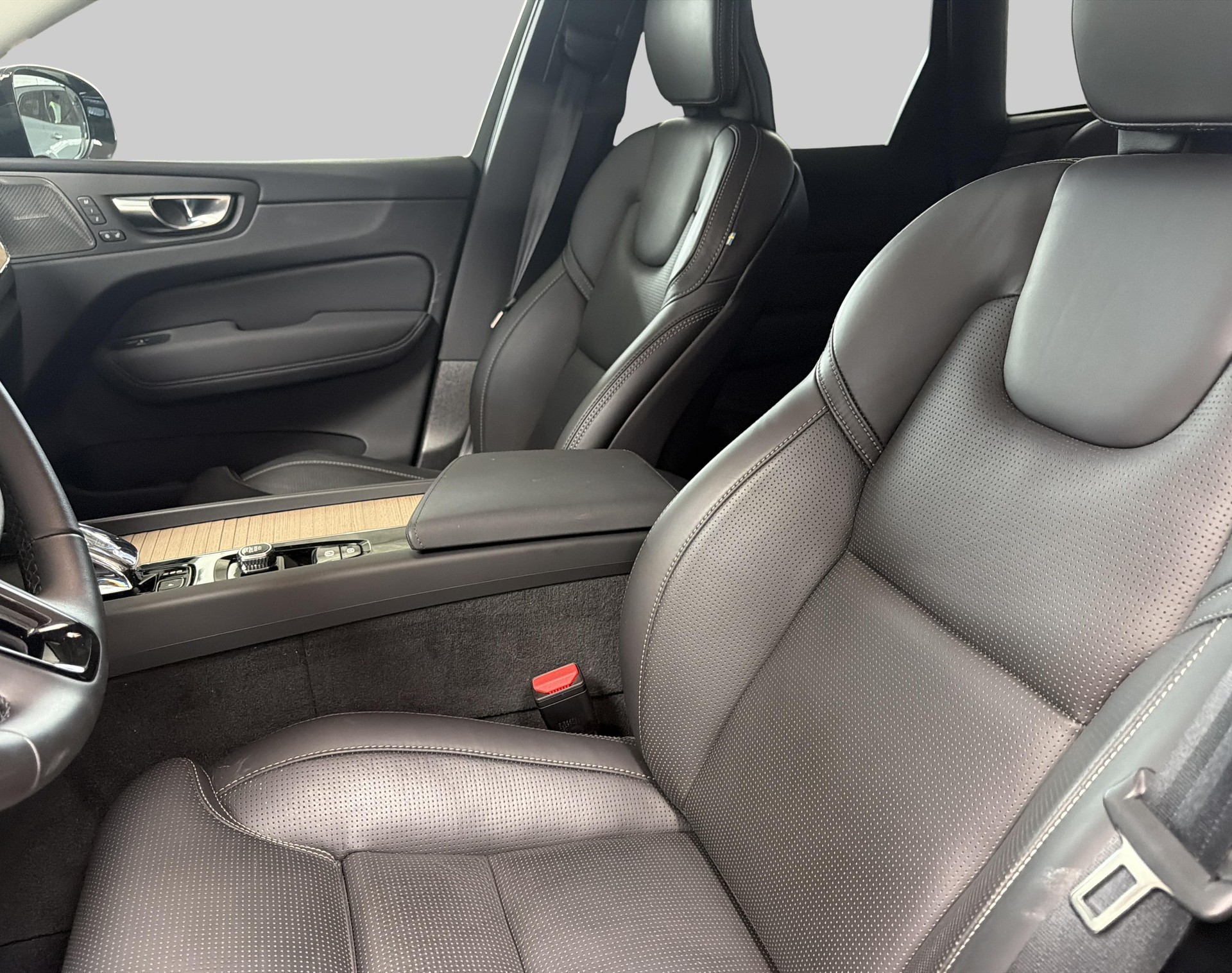 VOLVO XC60 2.0 T6 TE Plus Dark eAWD-image-15