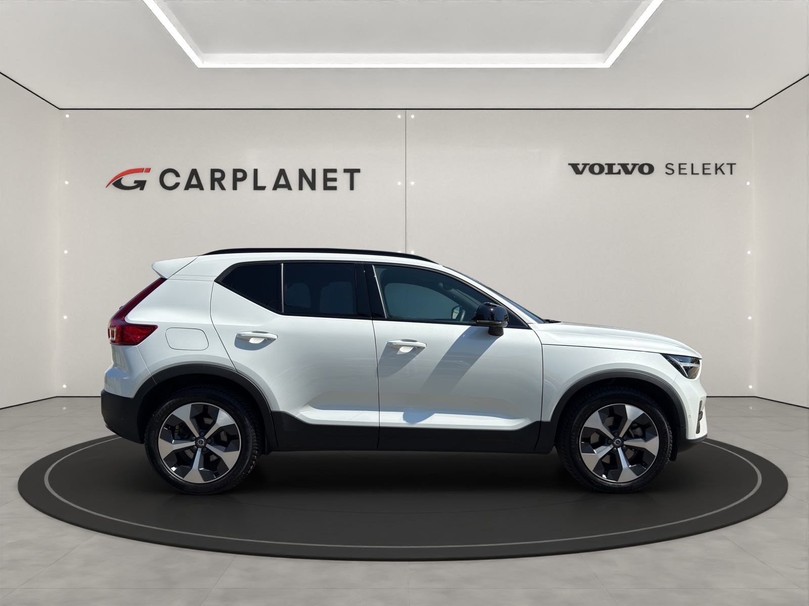 VOLVO XC40 2.0 B4 MH Plus Dark-showroom-element-1