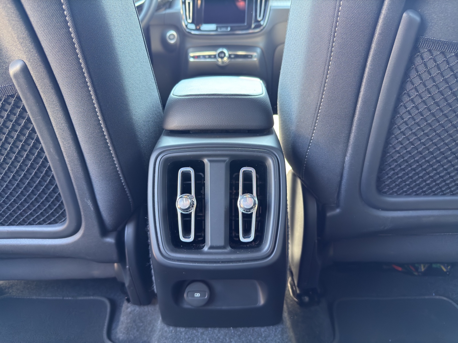 VOLVO XC40 2.0 B4 MH Plus Dark-image-16