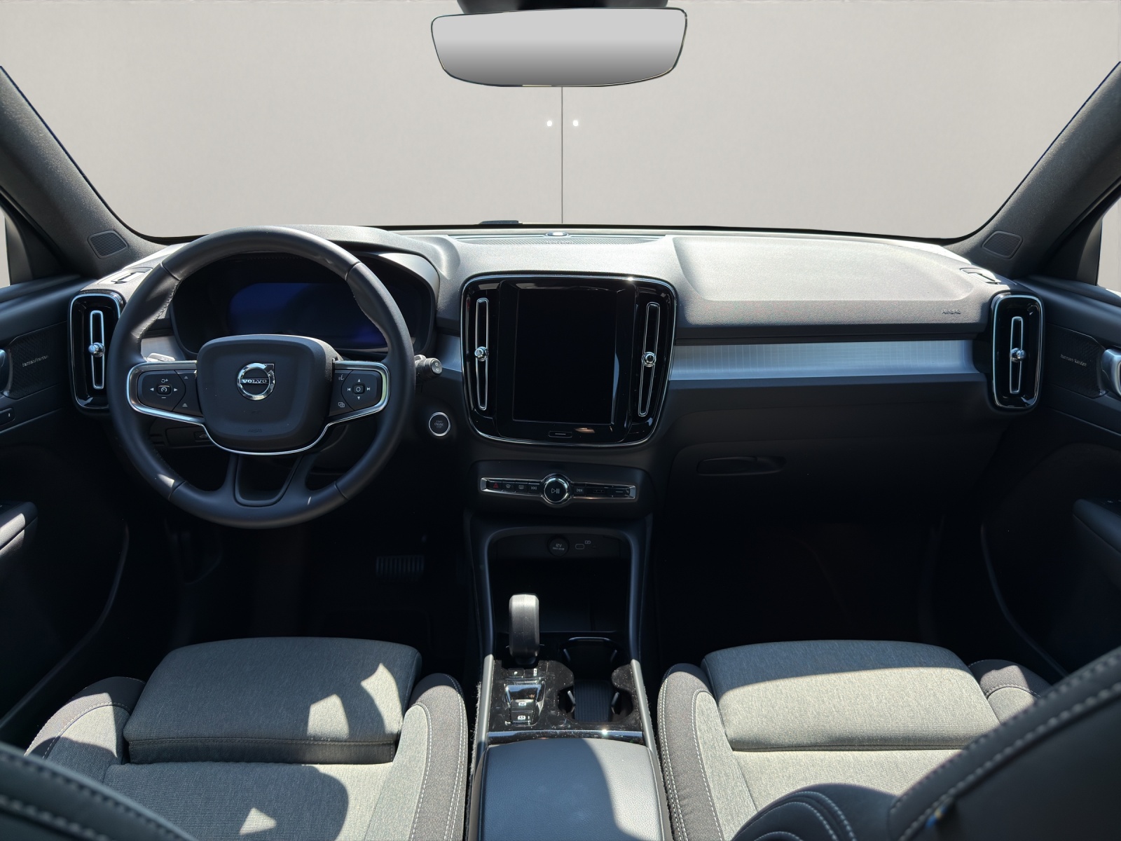 VOLVO XC40 2.0 B4 MH Plus Dark-image-13
