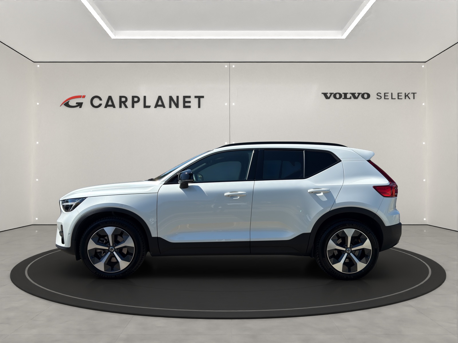 VOLVO XC40 2.0 B4 MH Plus Dark-showroom-element-2