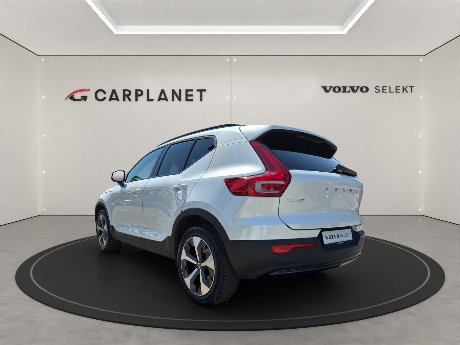 VOLVO XC40 2.0 B4 MH Plus Dark-showroom-element-3