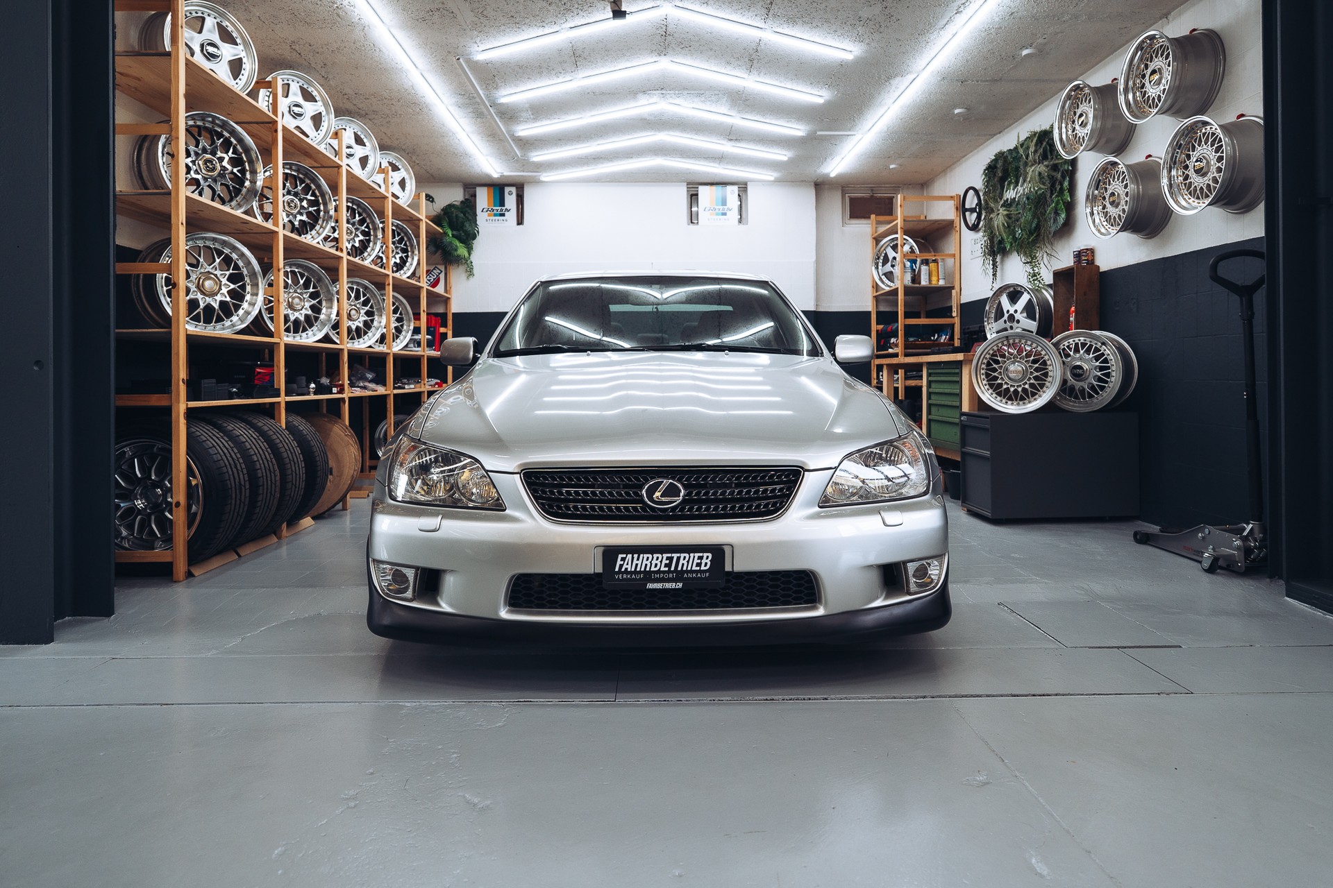 LEXUS IS 300-image-3