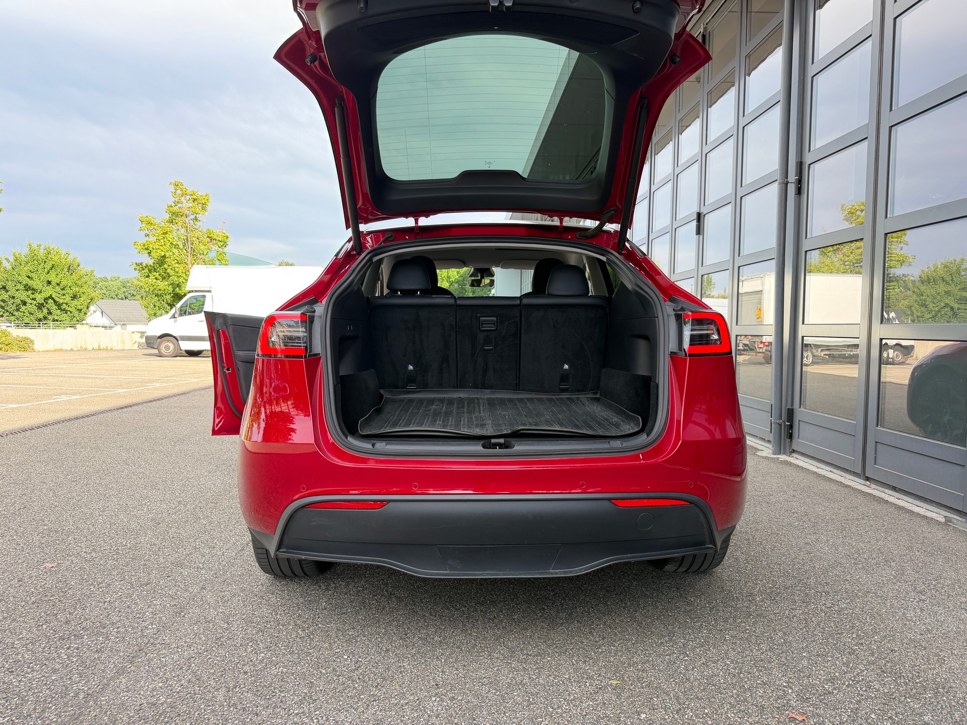 TESLA Long Range AWD-image-11