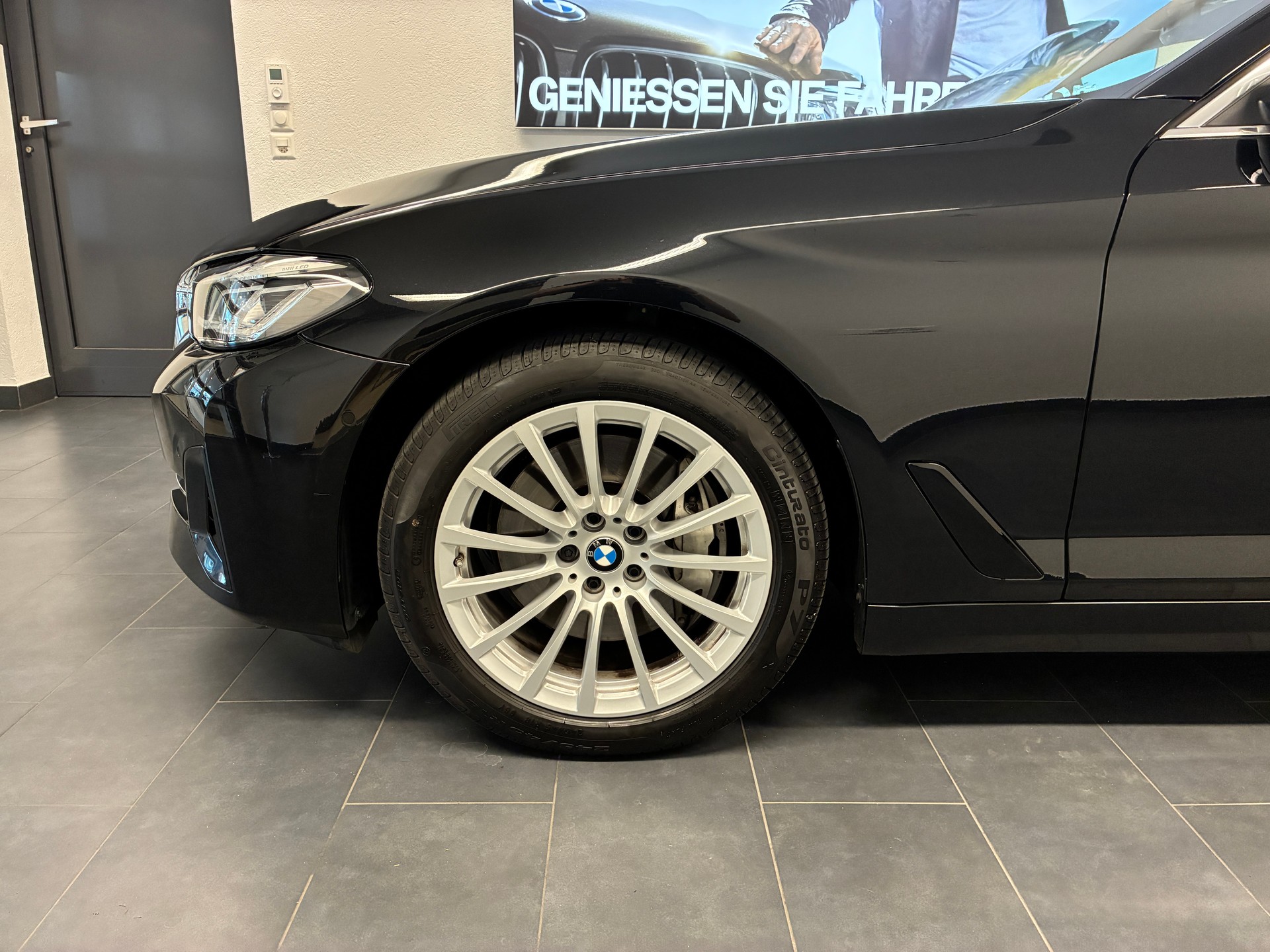BMW 530d xDrive Touring-image-6