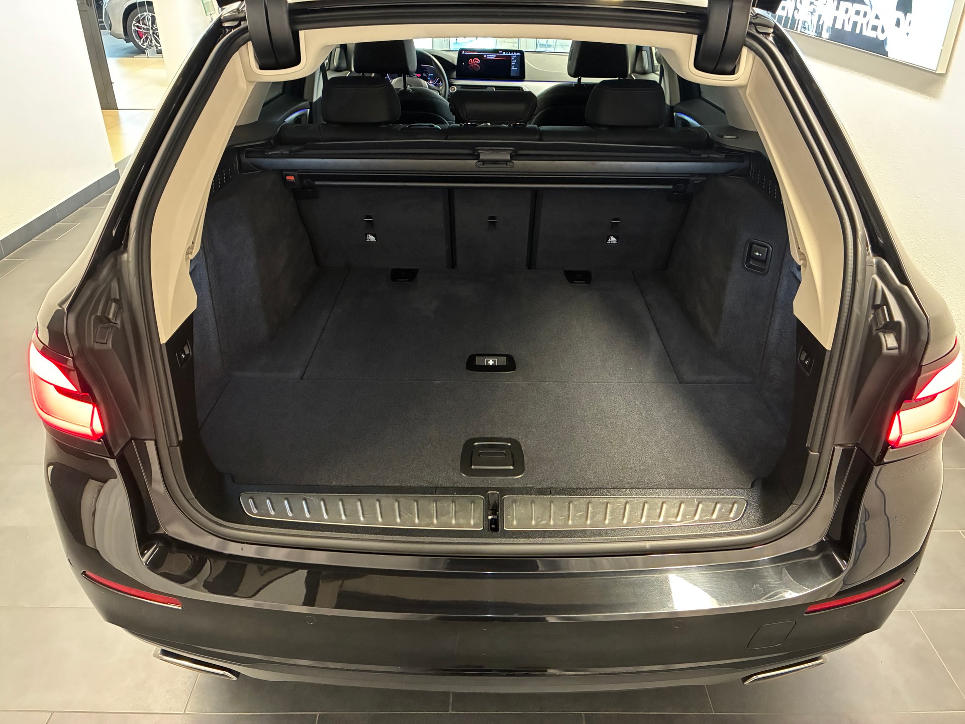BMW 530d xDrive Touring-image-16