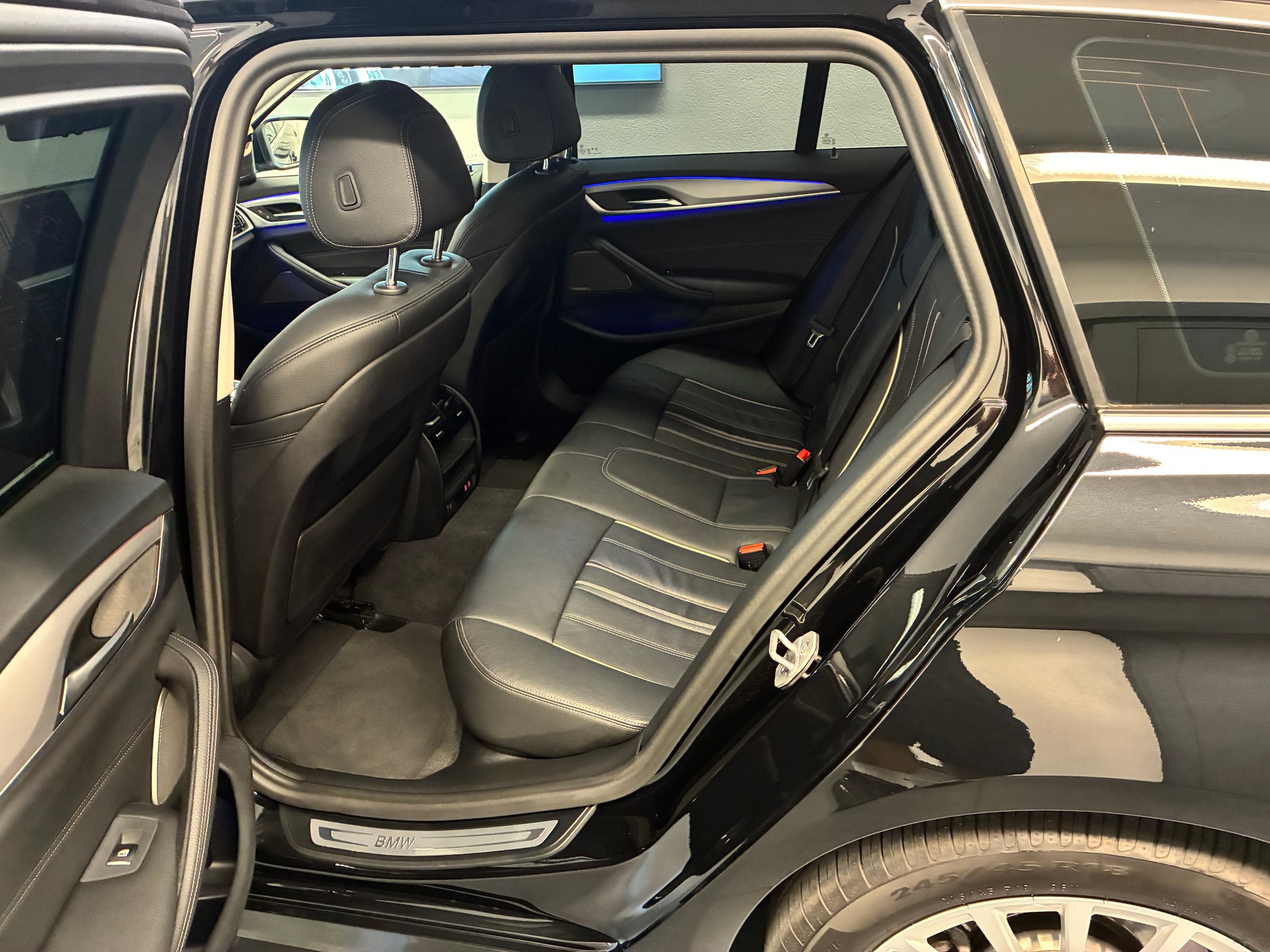 BMW 530d xDrive Touring-image-14
