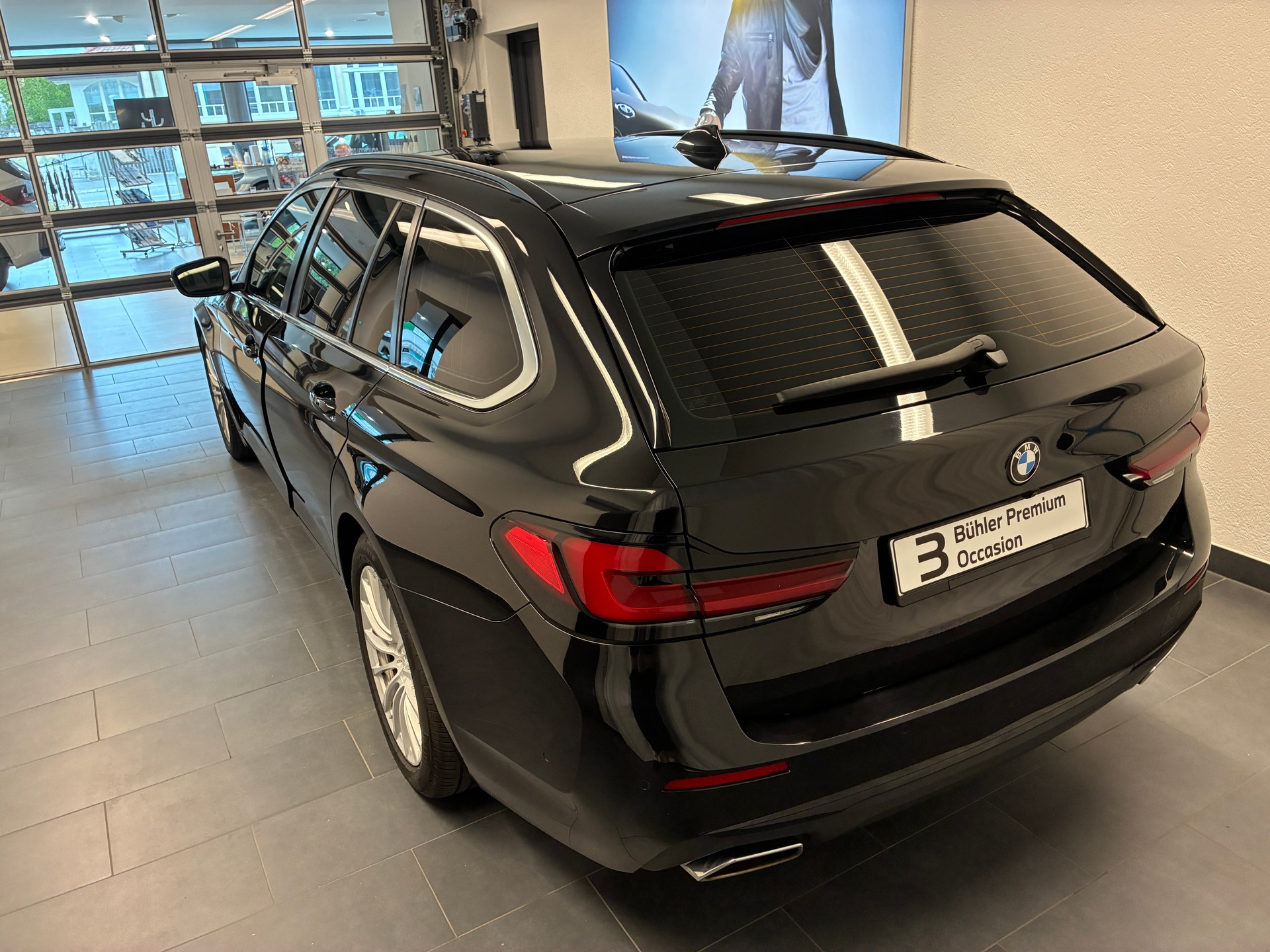 BMW 530d xDrive Touring-showroom-element-3