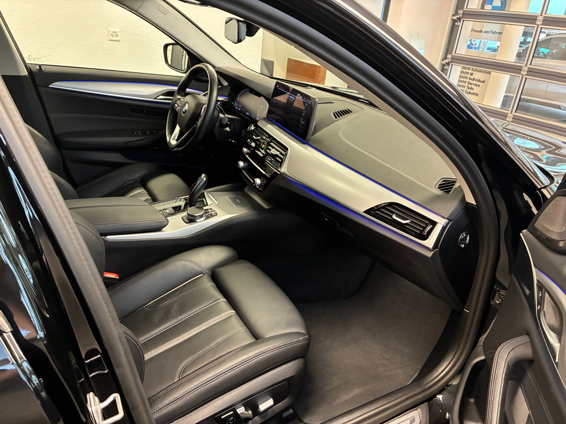 BMW 530d xDrive Touring-image-17