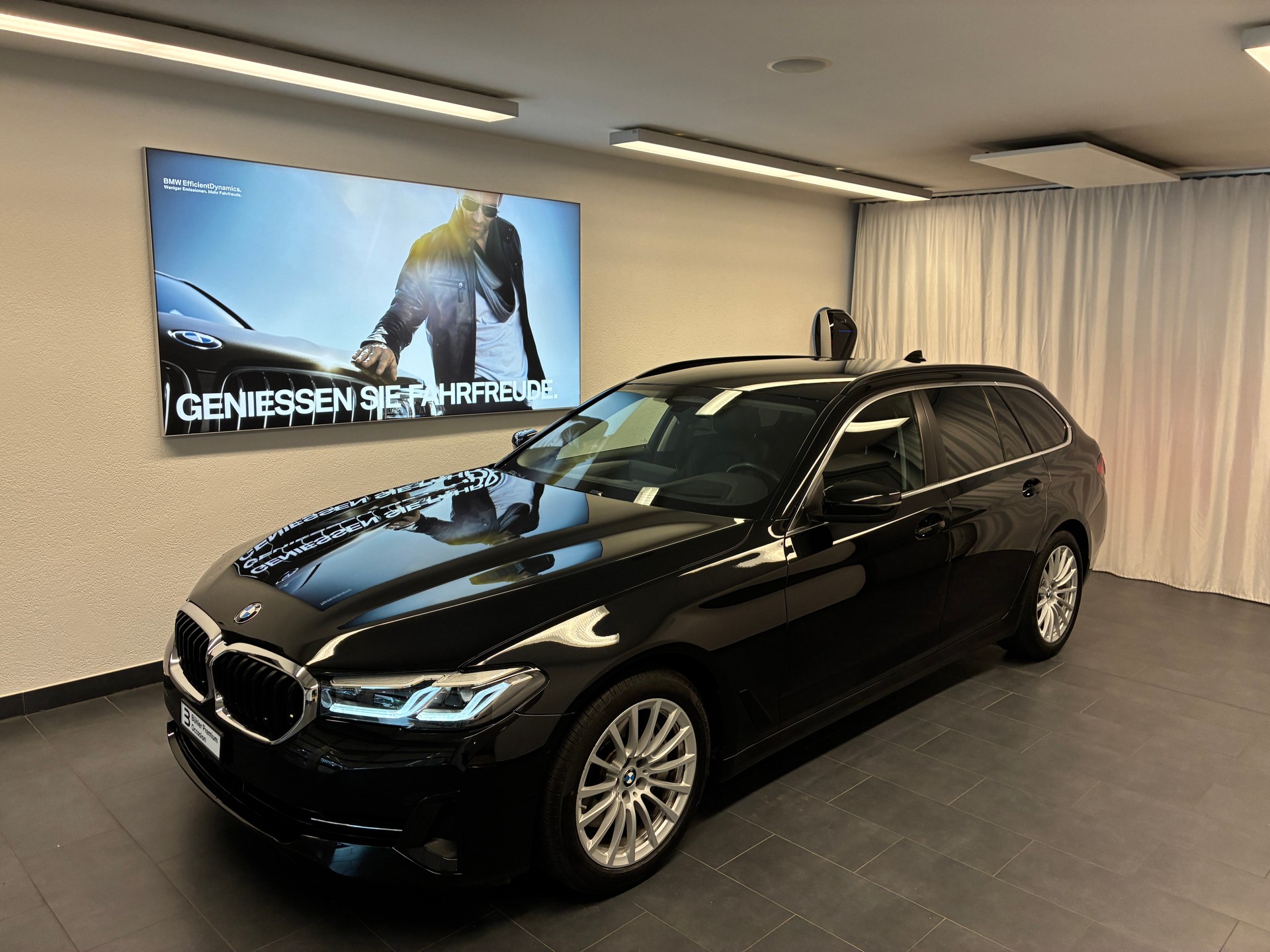 BMW 530d xDrive Touring-image-4