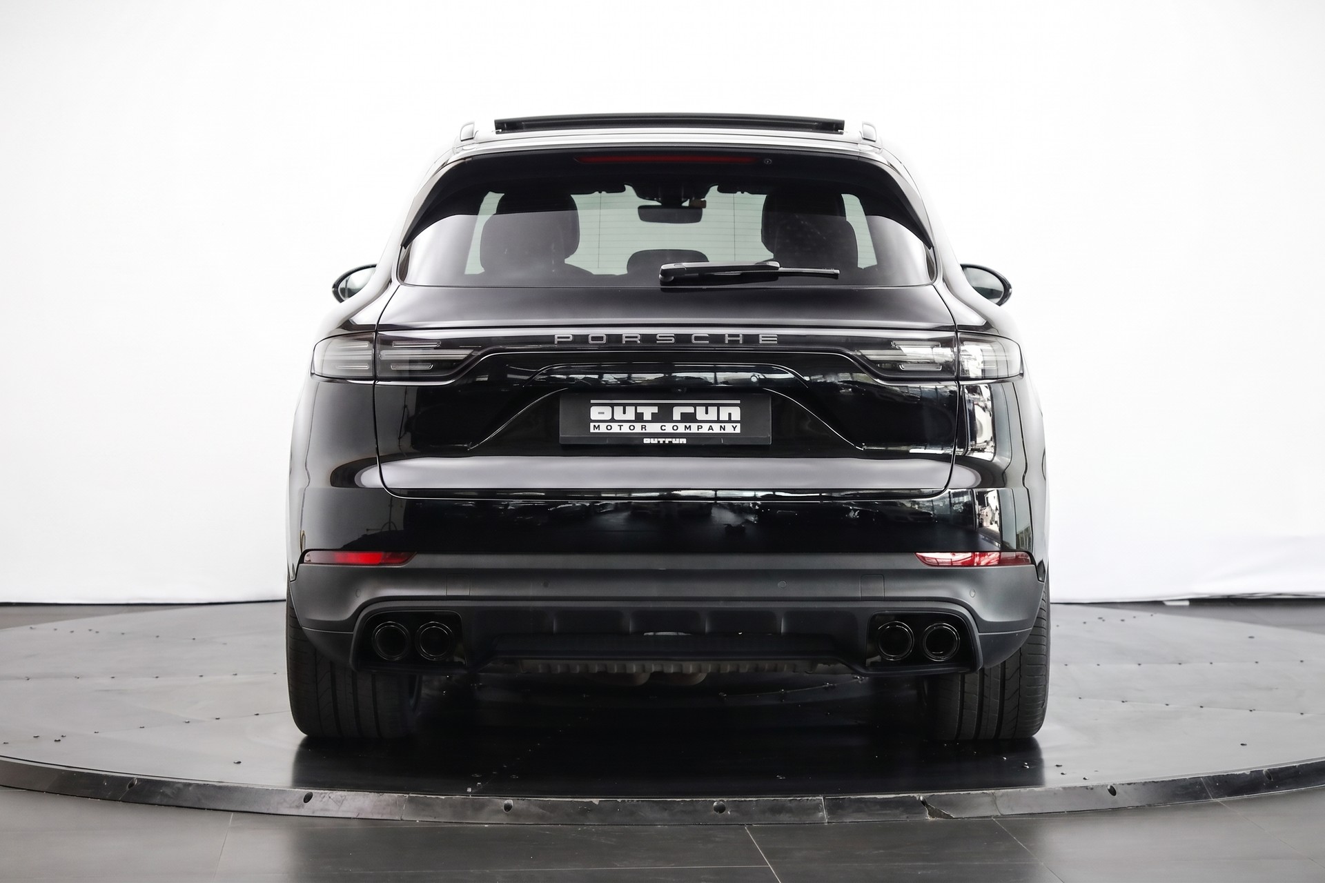 PORSCHE Cayenne-showroom-element-2