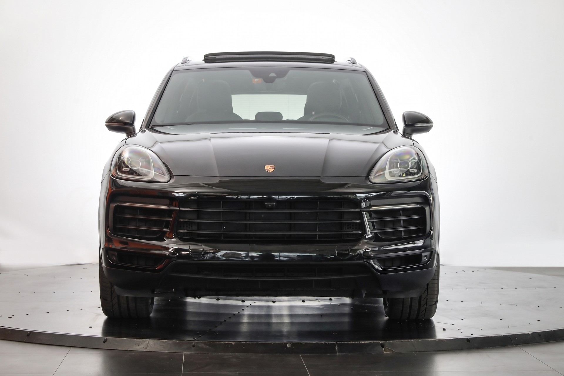 PORSCHE Cayenne-showroom-element-1