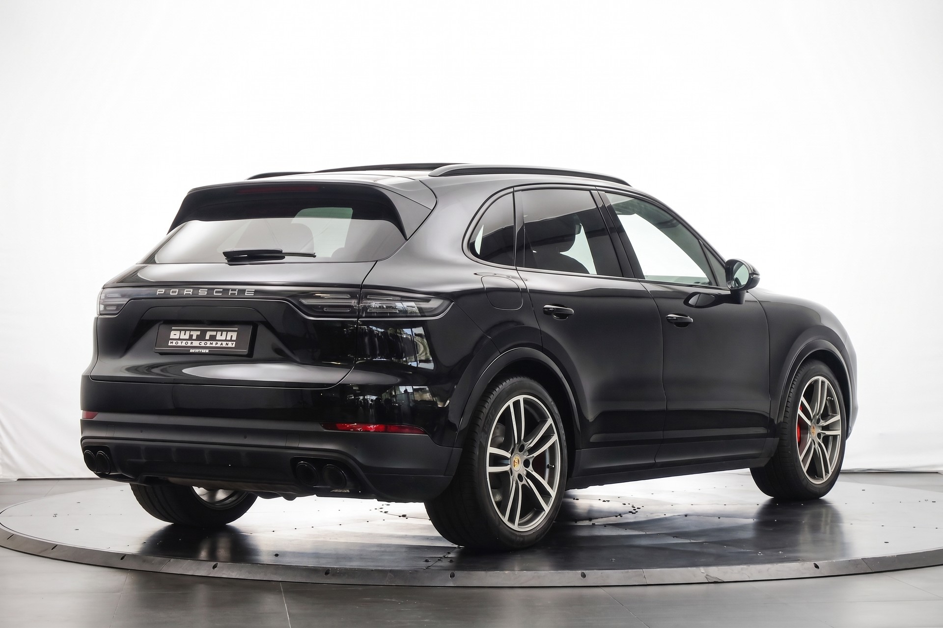 PORSCHE Cayenne-showroom-element-3