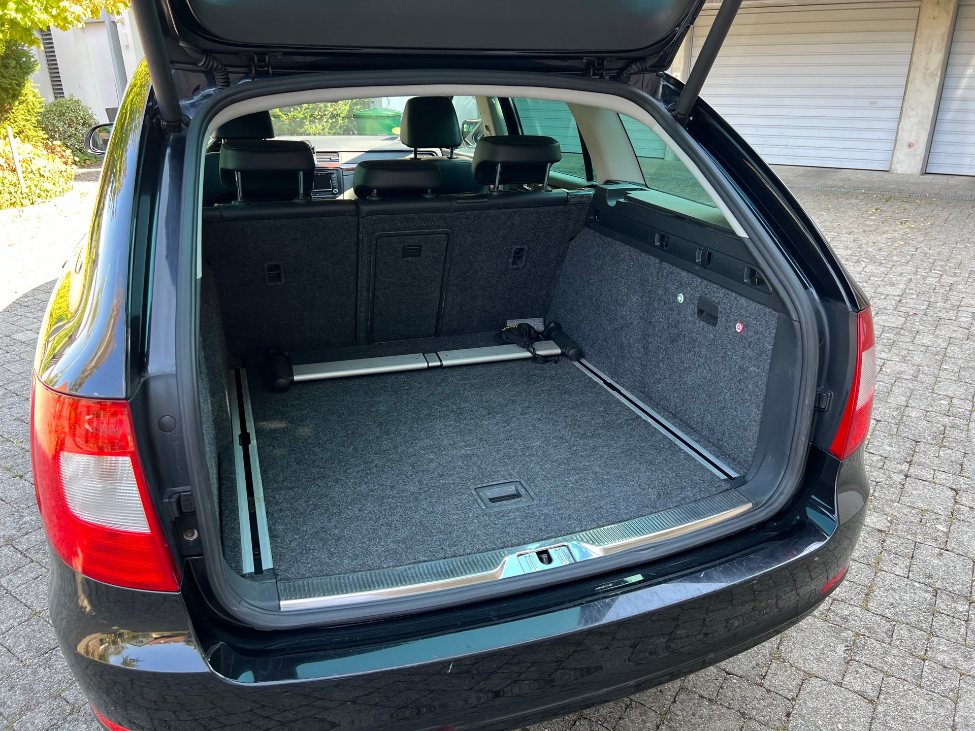 SKODA 1.8 TSI Elegance DSG-image-4