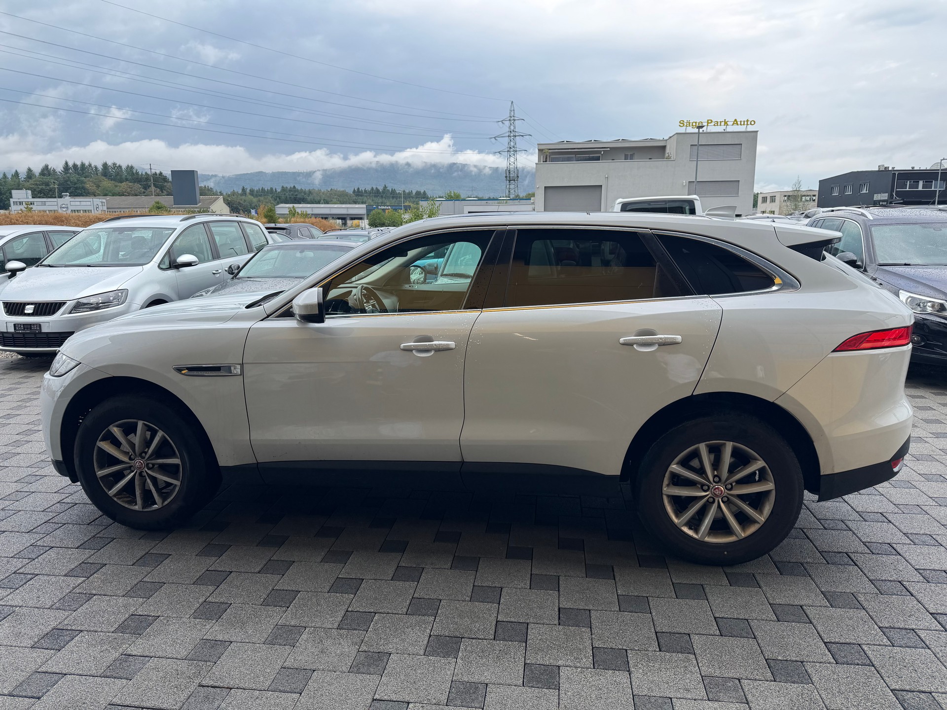 JAGUAR F-Pace 2.0d Prestige AWD Automatik-image-3