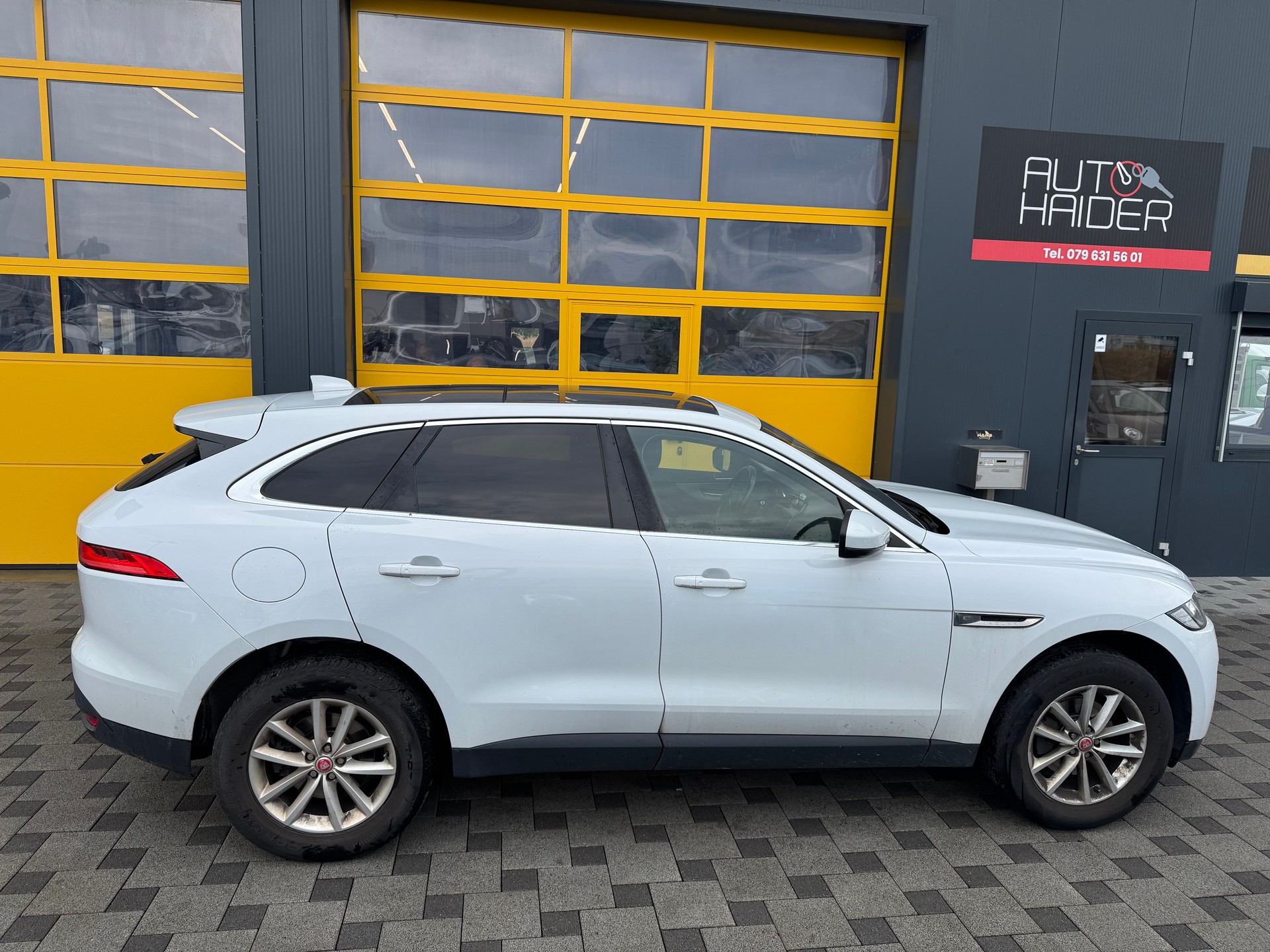 JAGUAR F-Pace 2.0d Prestige AWD Automatik-image-4