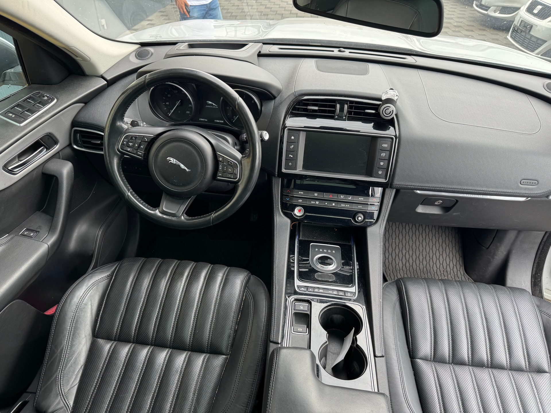 JAGUAR F-Pace 2.0d Prestige AWD Automatik-image-13