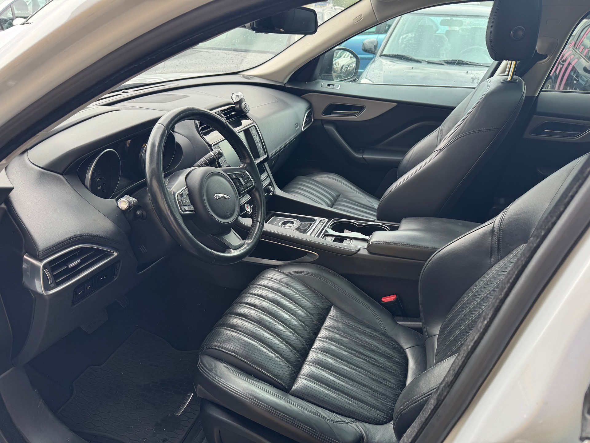 JAGUAR F-Pace 2.0d Prestige AWD Automatik-image-11