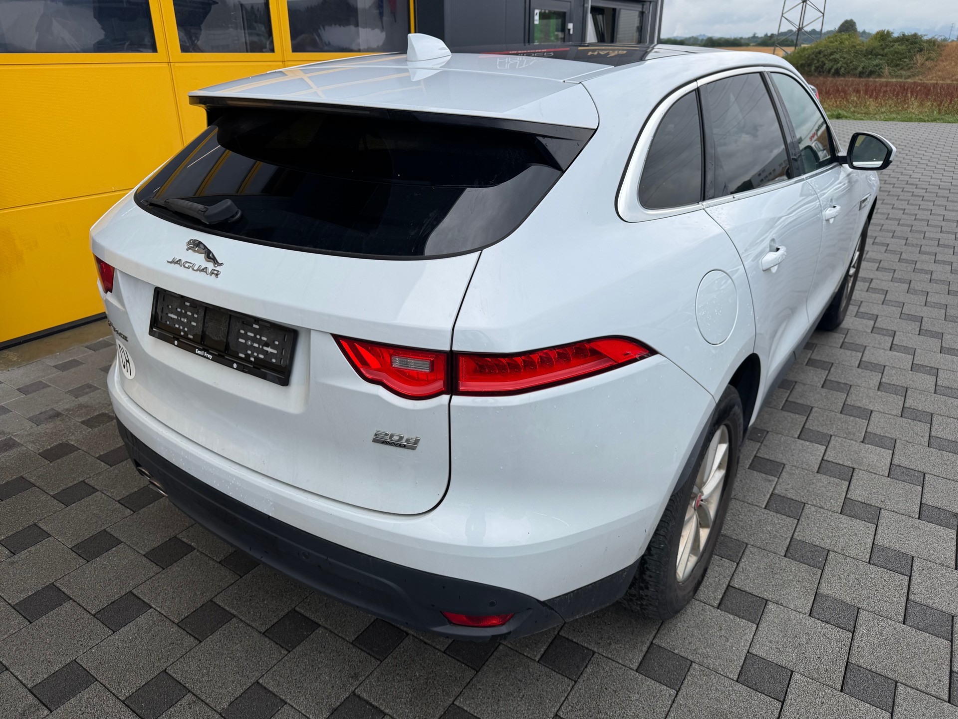 JAGUAR F-Pace 2.0d Prestige AWD Automatik-image-5