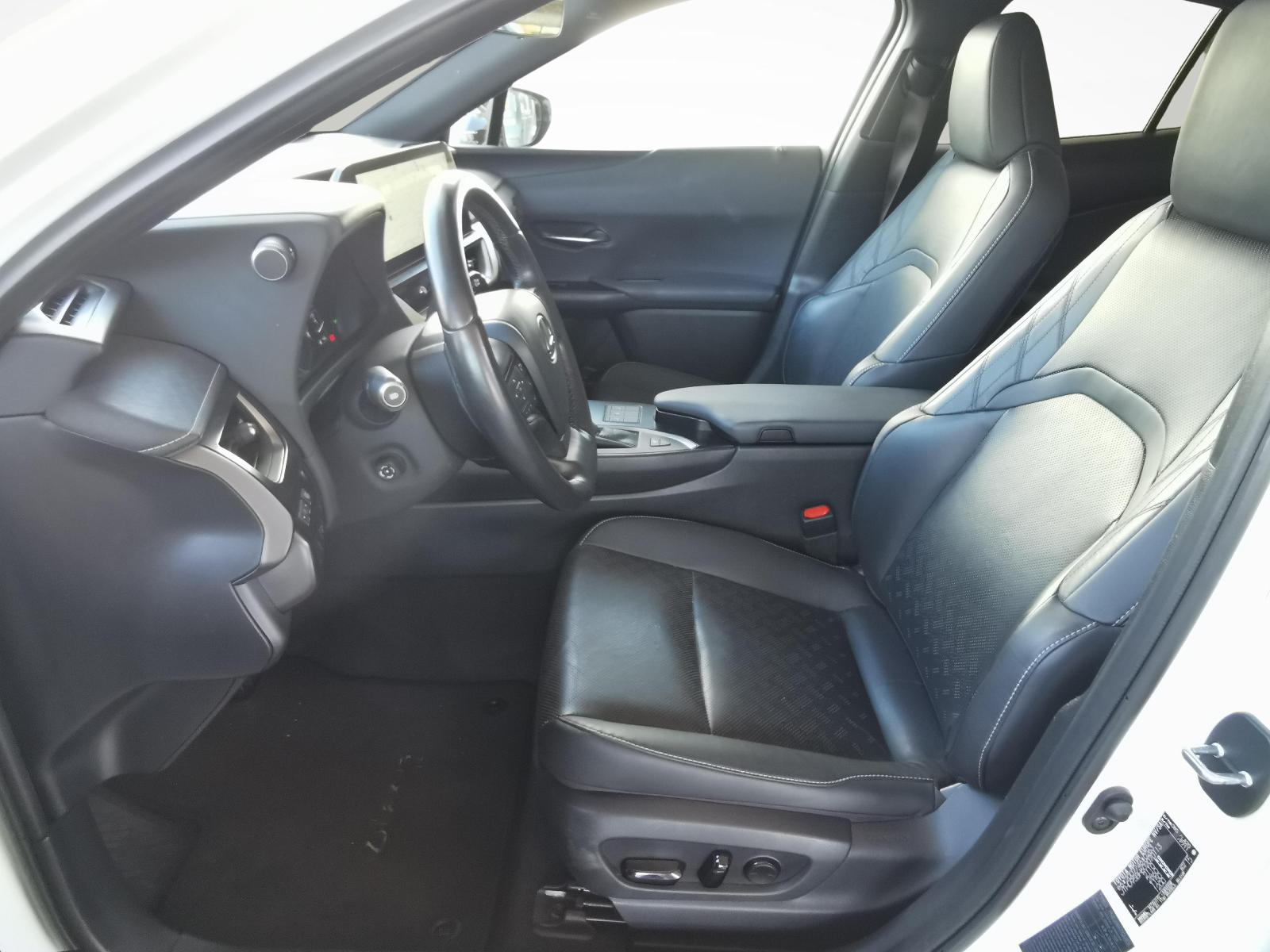 LEXUS UX 250h Comfort-showroom-element-1