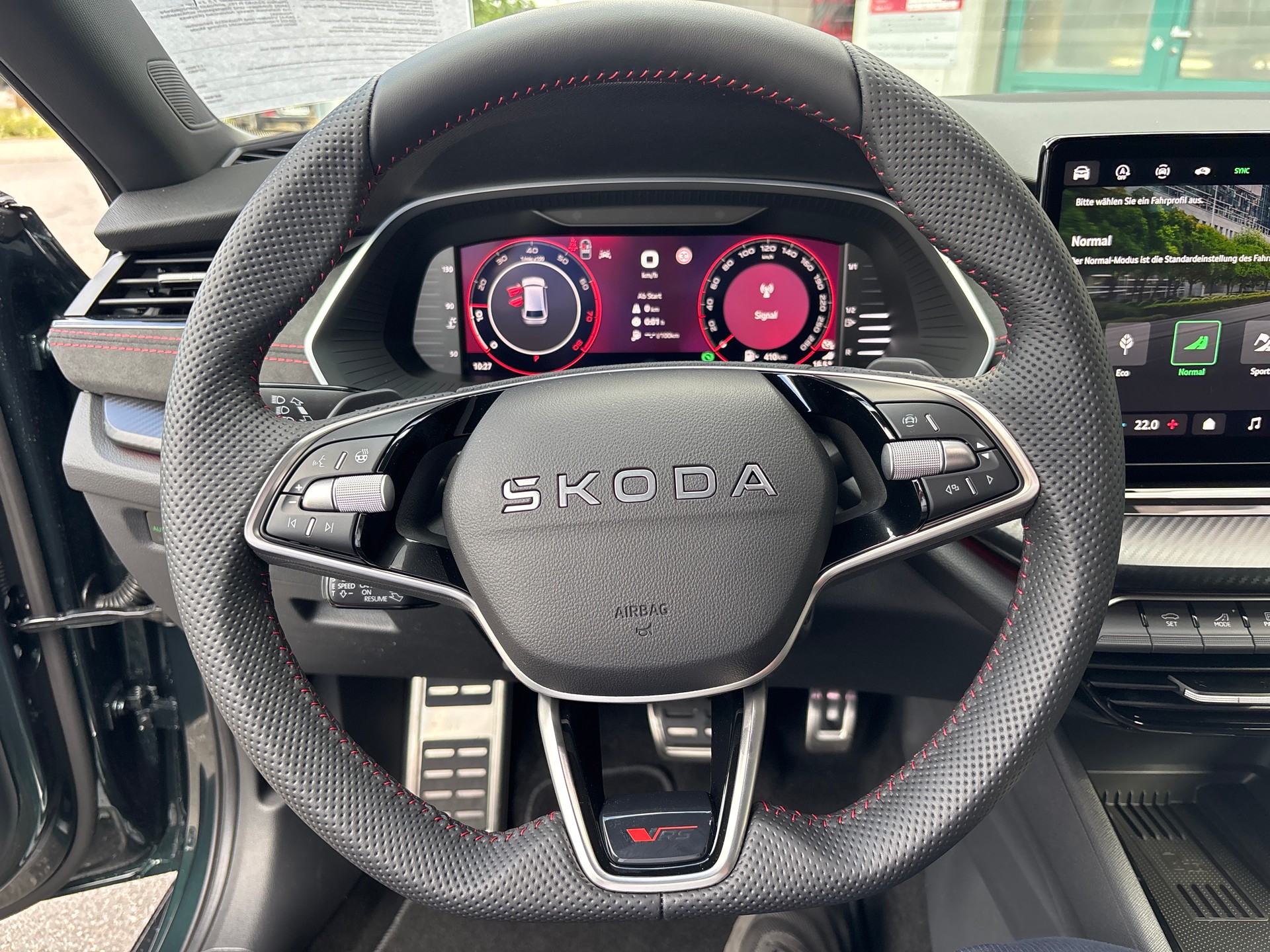 SKODA Octavia Combi 2.0 TSI DSG RS 30 Years Edition-image-10