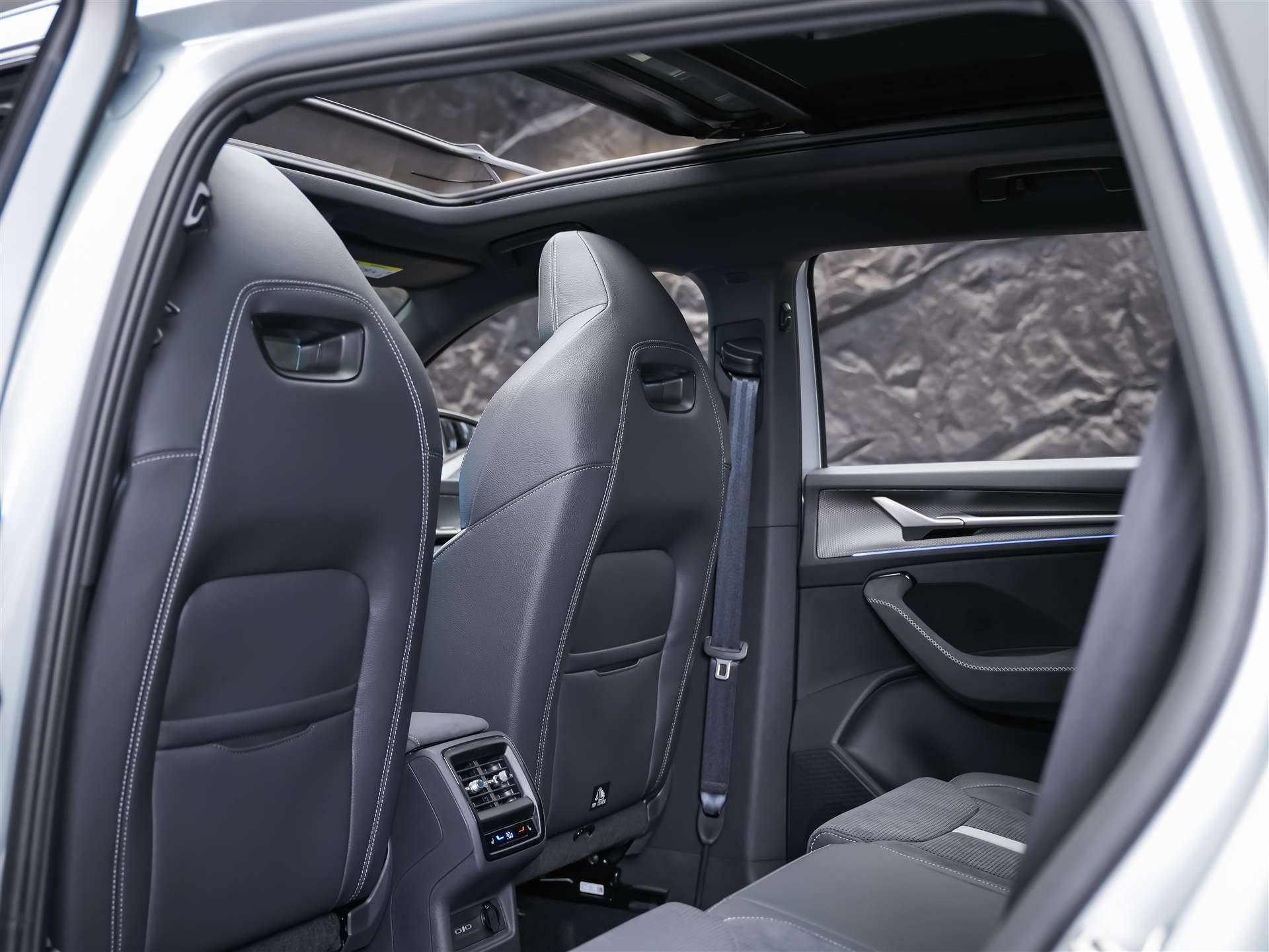 SKODA Kodiaq 2.0 TDI Sportline 4x4 *Panorama*Matrix LED*Anhängerkupplung*-image-12