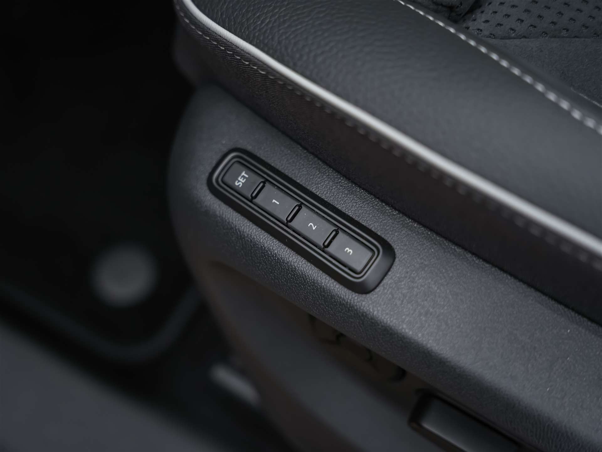 SKODA Kodiaq 2.0 TDI Sportline 4x4 *Panorama*Matrix LED*Anhängerkupplung*-image-28