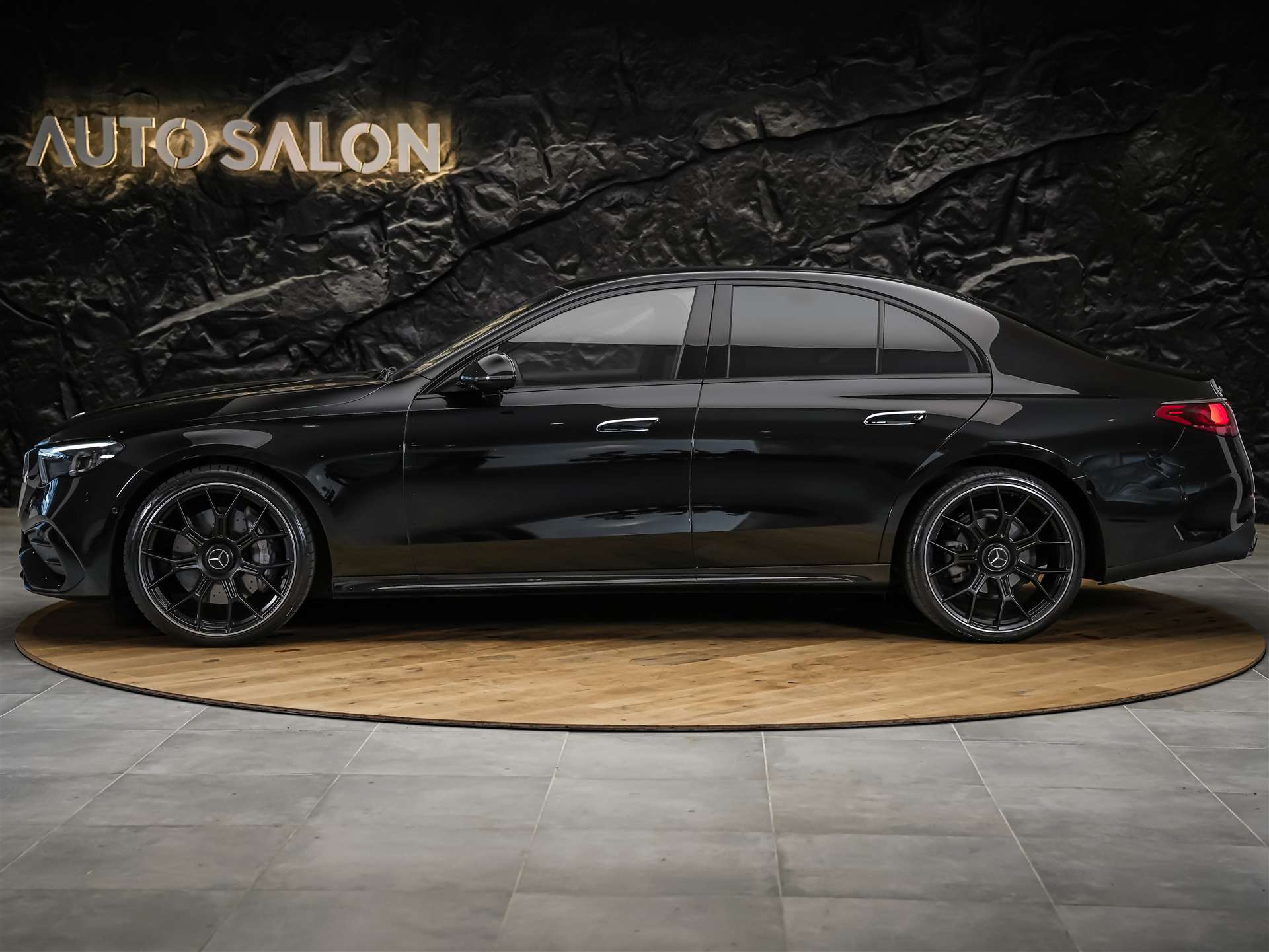 MERCEDES-BENZ E 200 AMG Line 9G-Tronic *Werksgarantie*21" Felgen*Lenkradheizung*-showroom-element-1