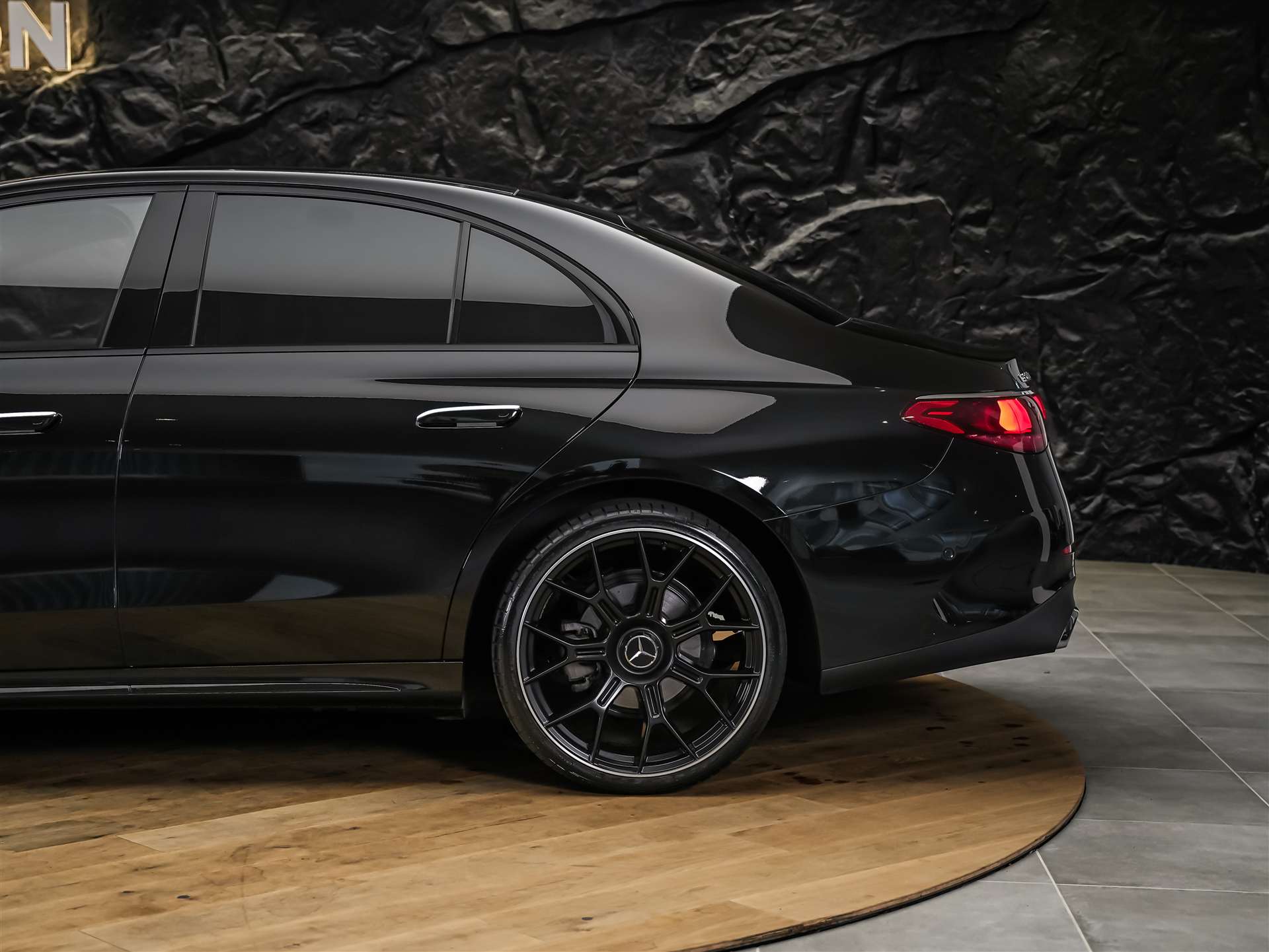 MERCEDES-BENZ E 200 AMG Line 9G-Tronic *Werksgarantie*21" Felgen*Lenkradheizung*-image-16
