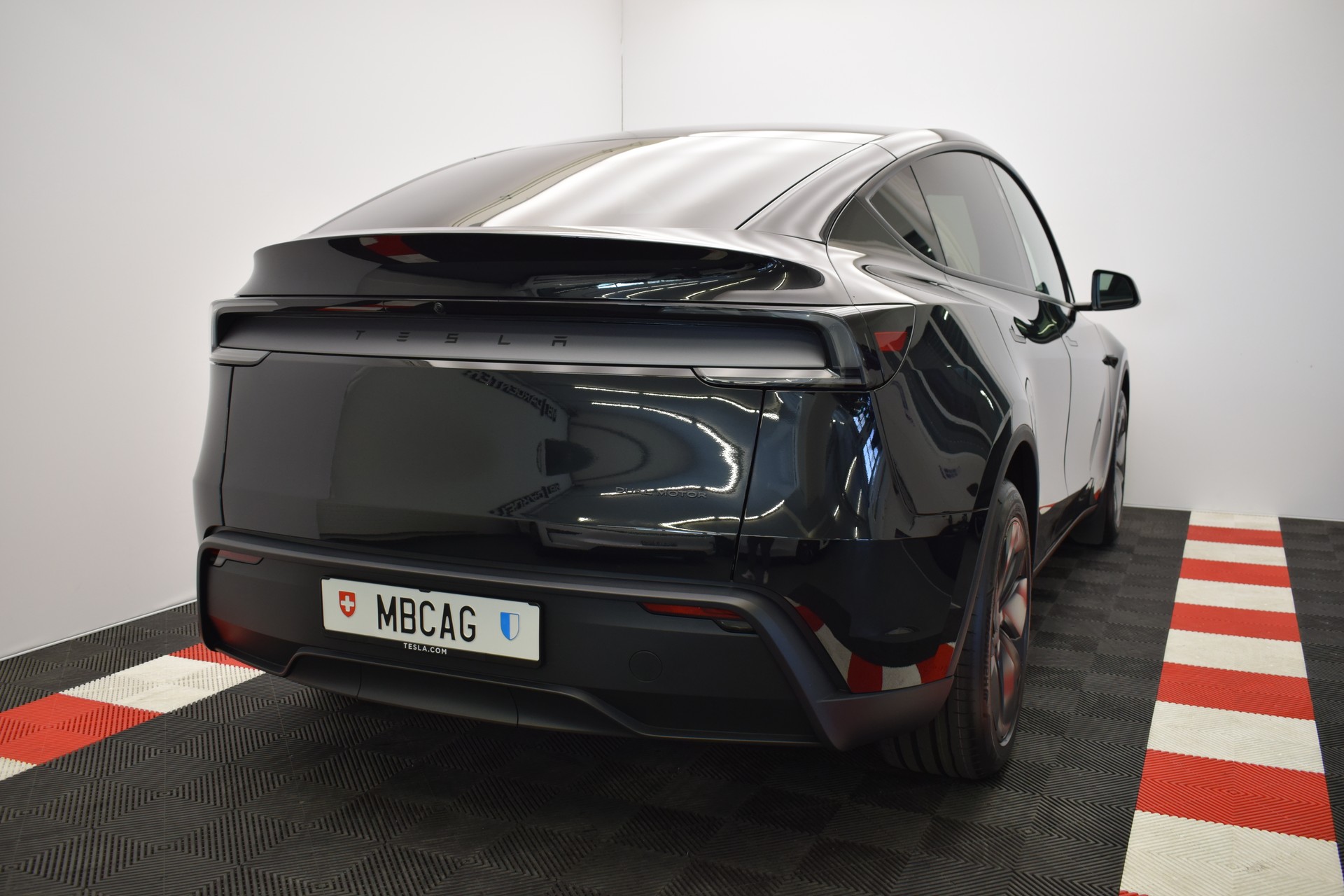 TESLA Model Y Long Range Premium AWD, Neuwagen, CH Typenschein, "Diamond black"-image-10