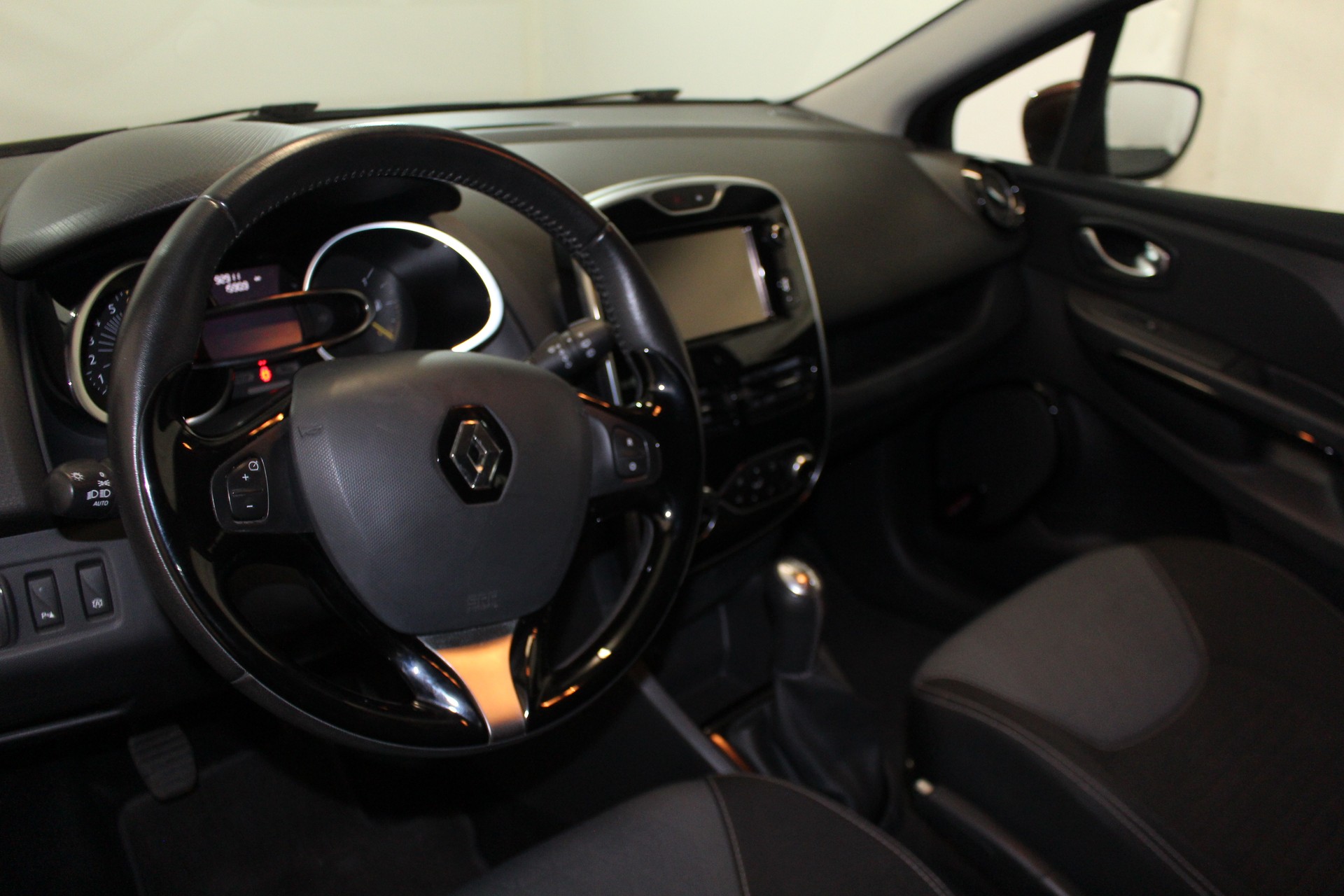 RENAULT Clio 0.9 TCe Swiss Edition S/S-image-11