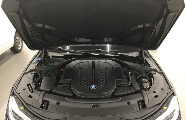 BMW M760Li xDrive Steptronic-image-14