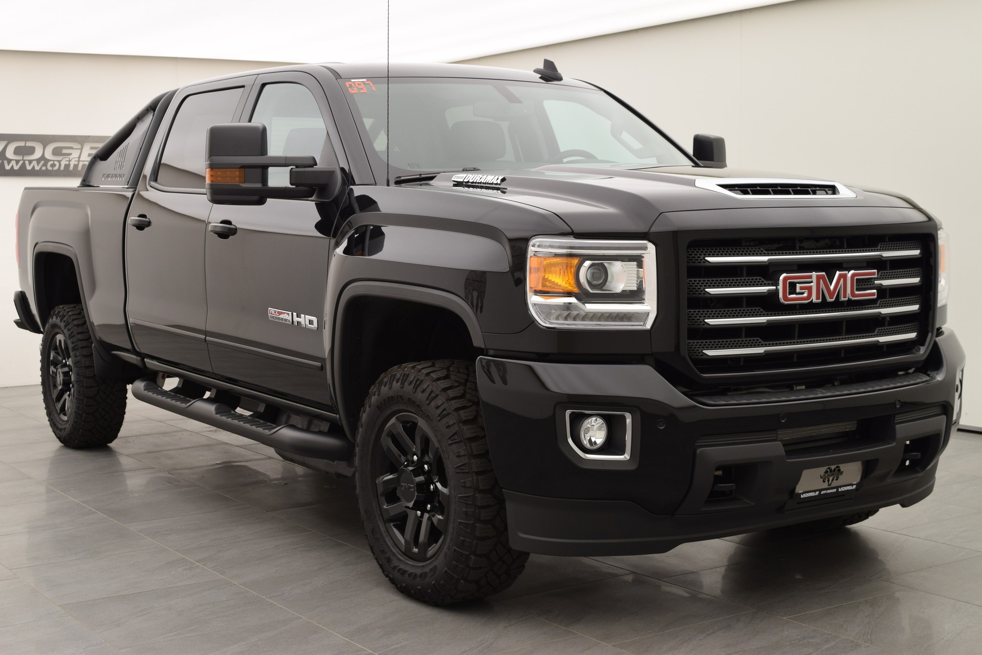GMC Sierra 2500 HD 6.6 All Terrain X 15T-showroom-element-3