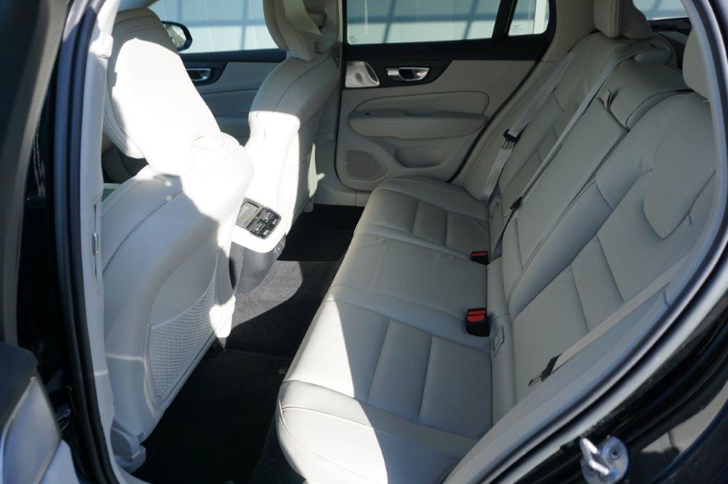 VOLVO V60 Cross Country 2.0 B4 AWD-image-6