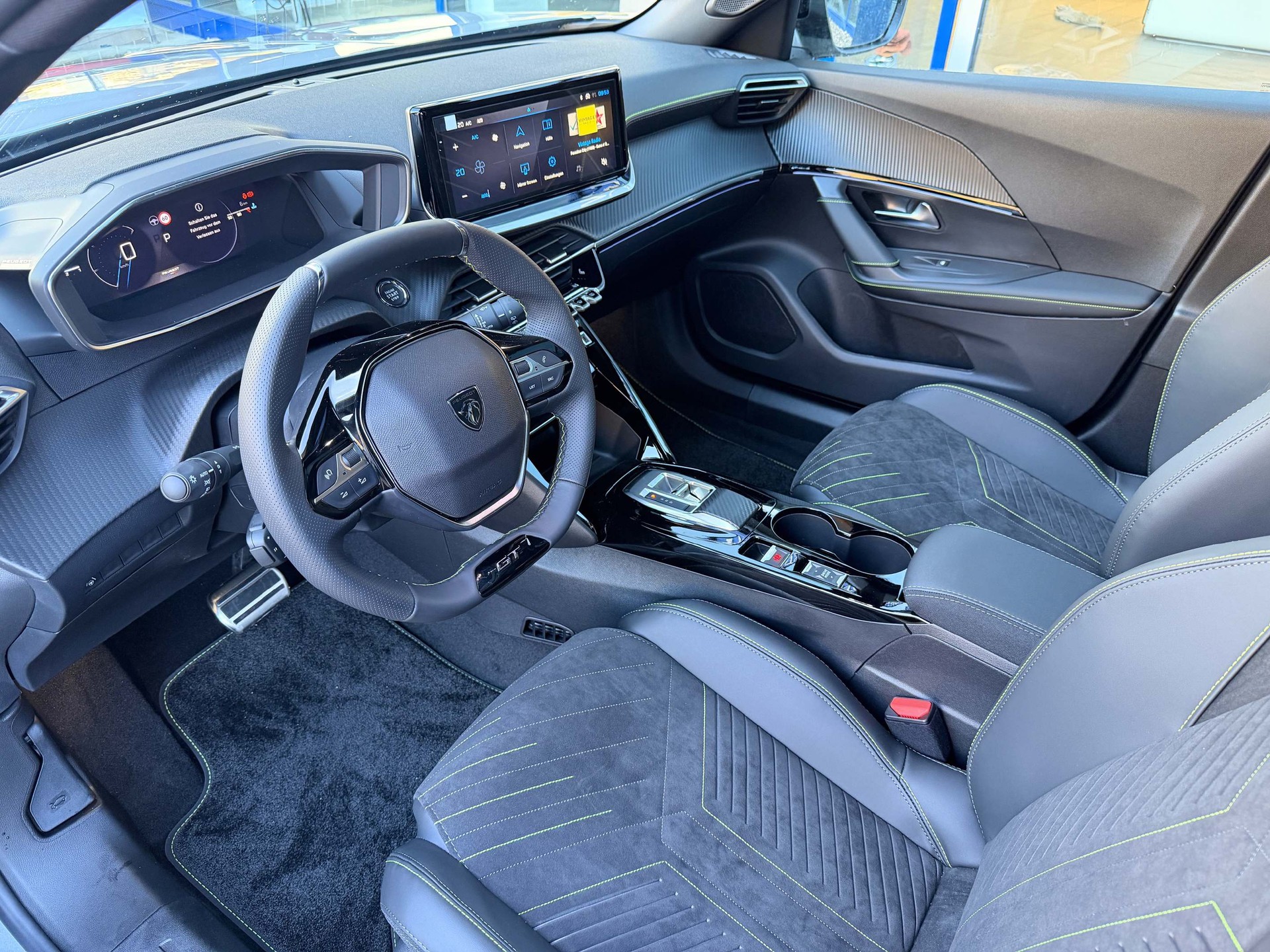 PEUGEOT 2008 1.2 Hybrid 145 GT-image-11