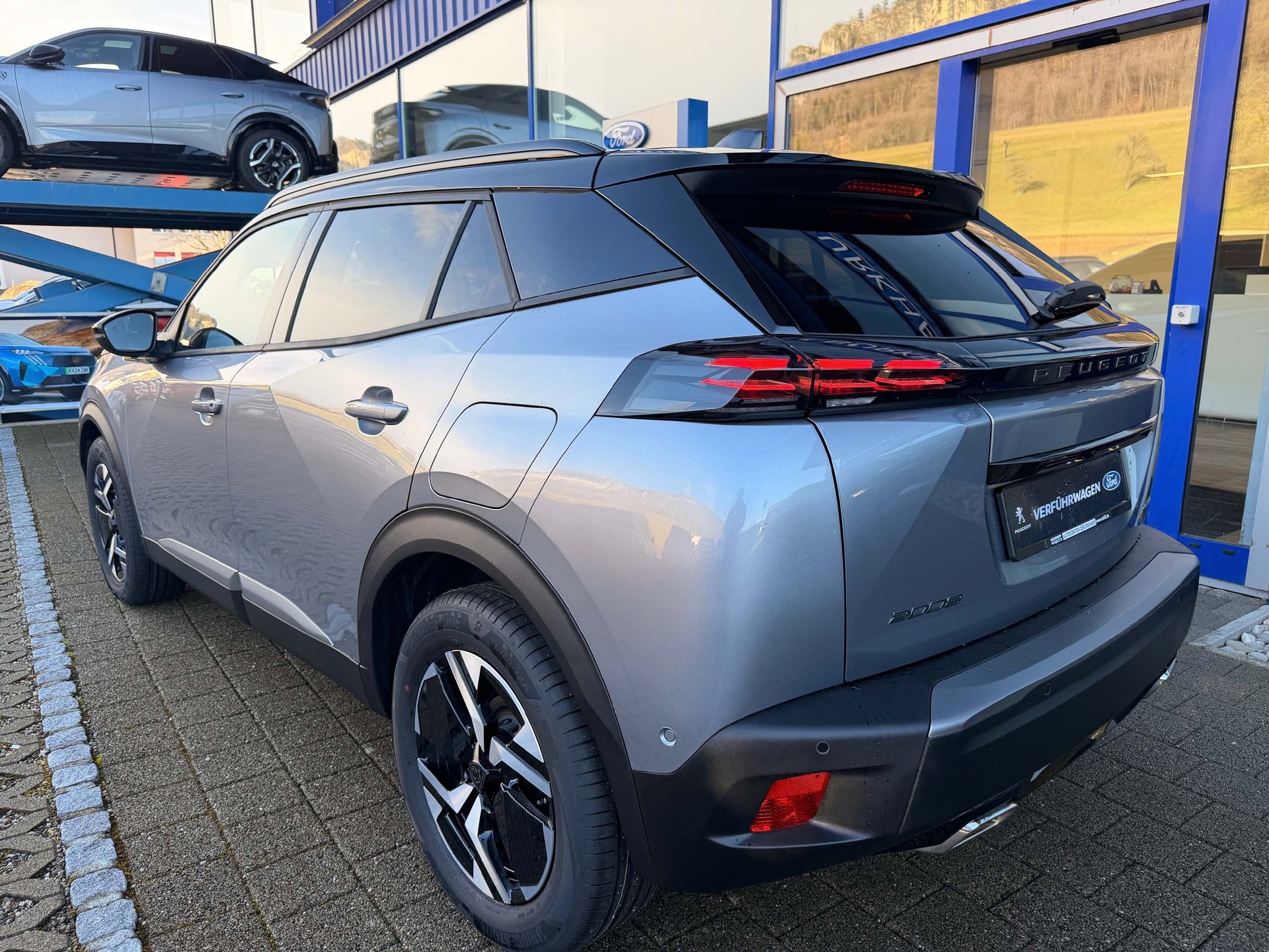 PEUGEOT 2008 1.2 Hybrid 145 GT-image-6