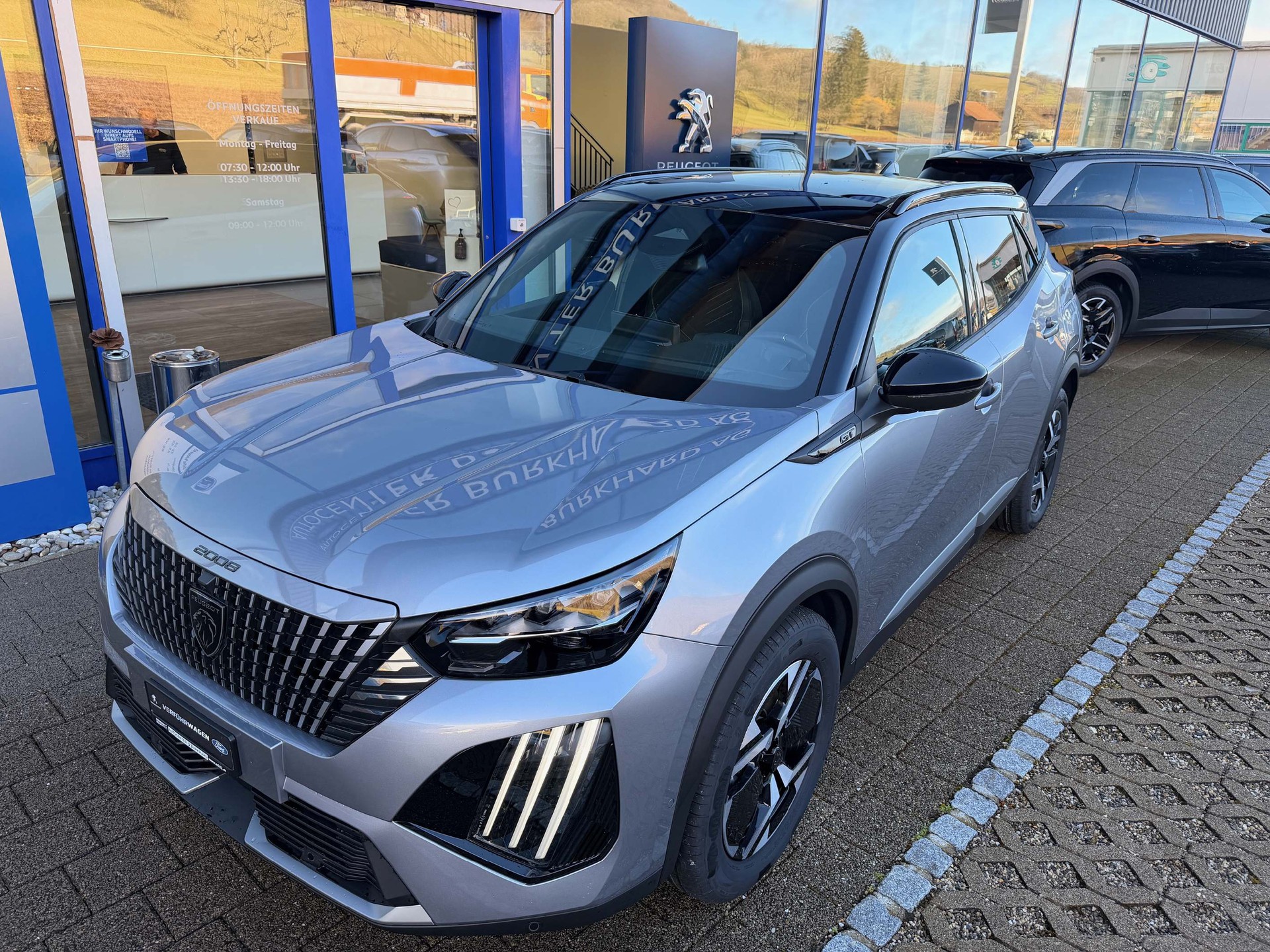 PEUGEOT 2008 1.2 Hybrid 145 GT-showroom-element-1