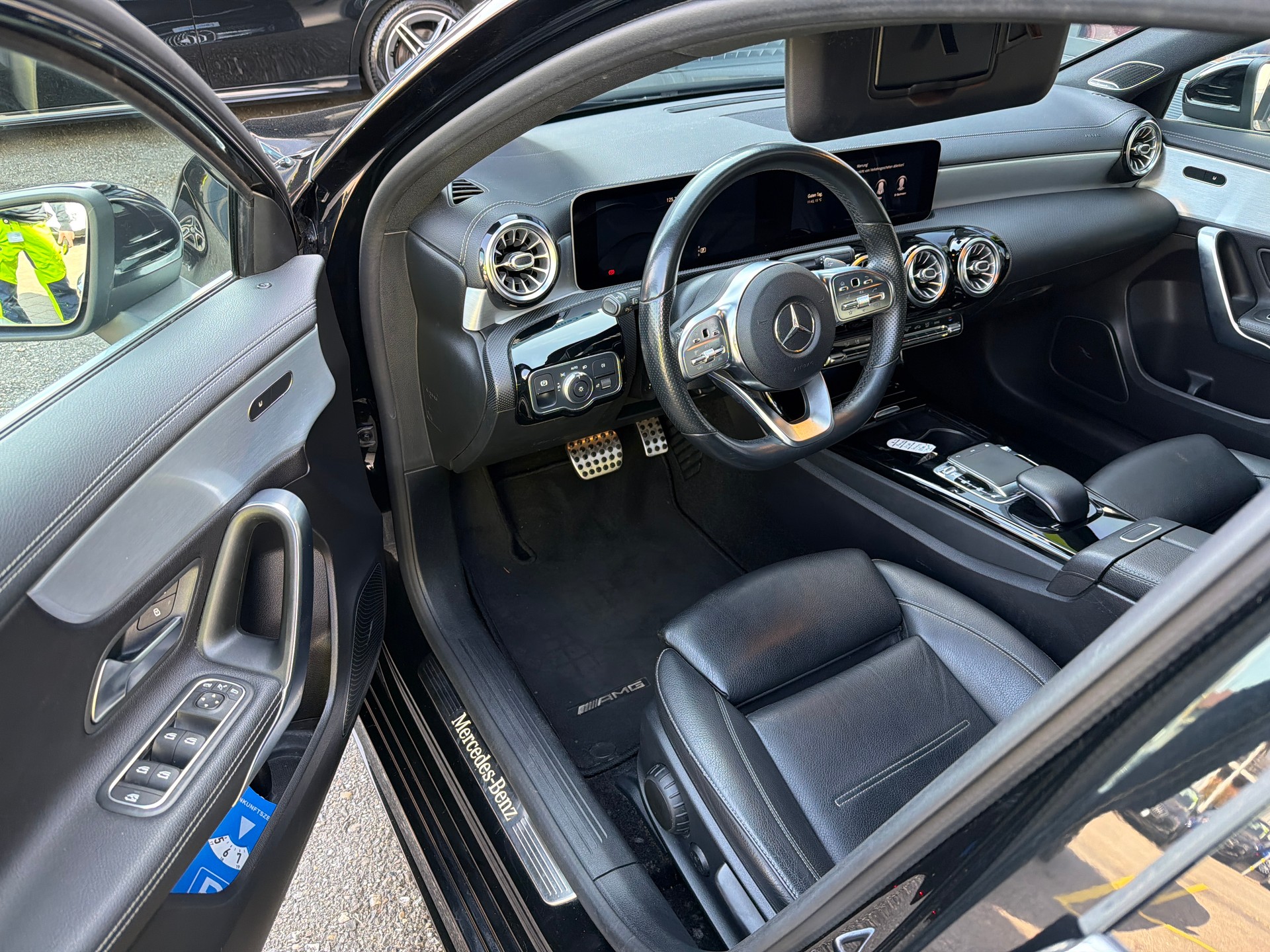MERCEDES-BENZ A 200 AMG Line 7G-DCT-image-6