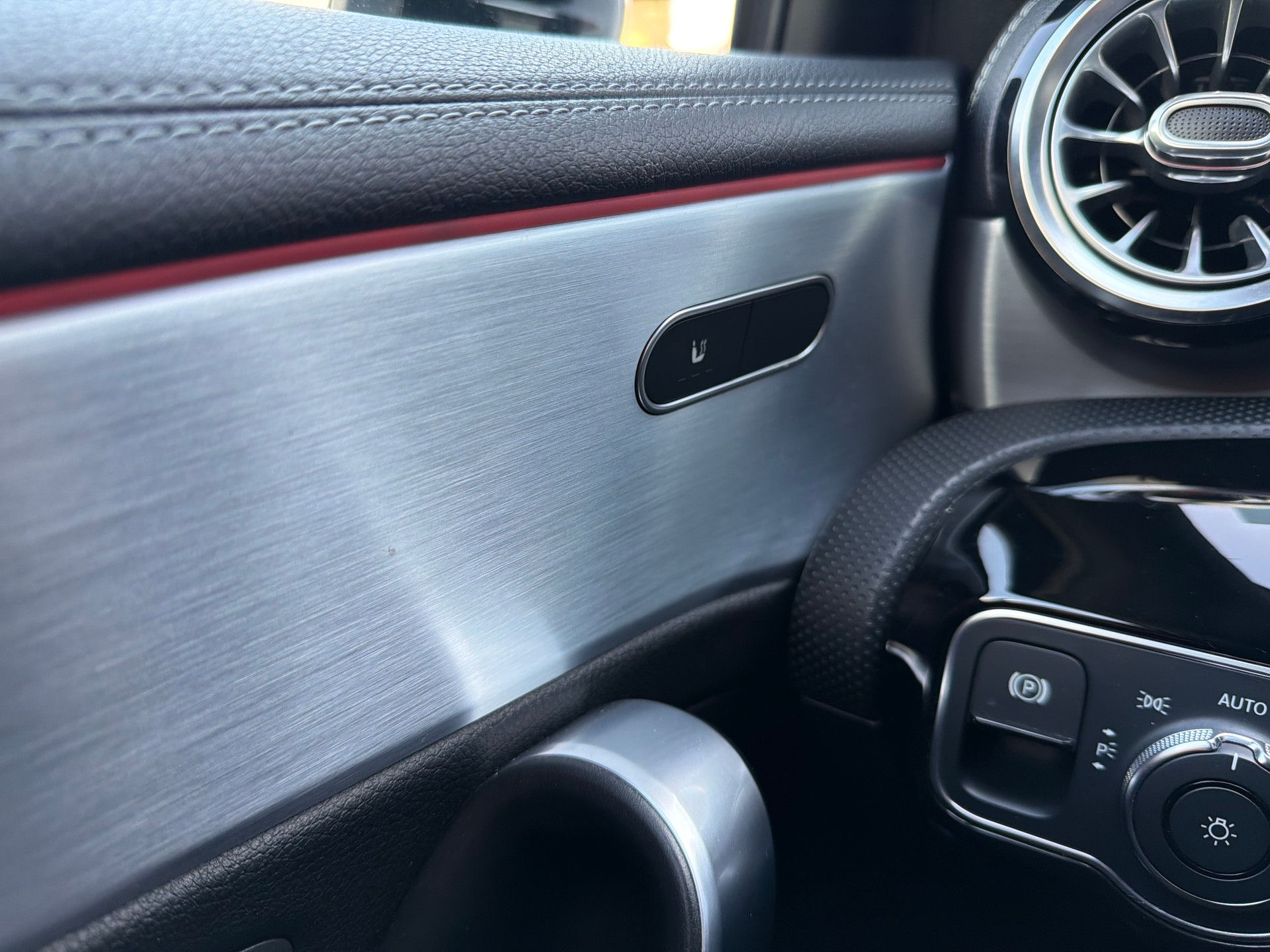 MERCEDES-BENZ A 200 AMG Line 7G-DCT-image-16