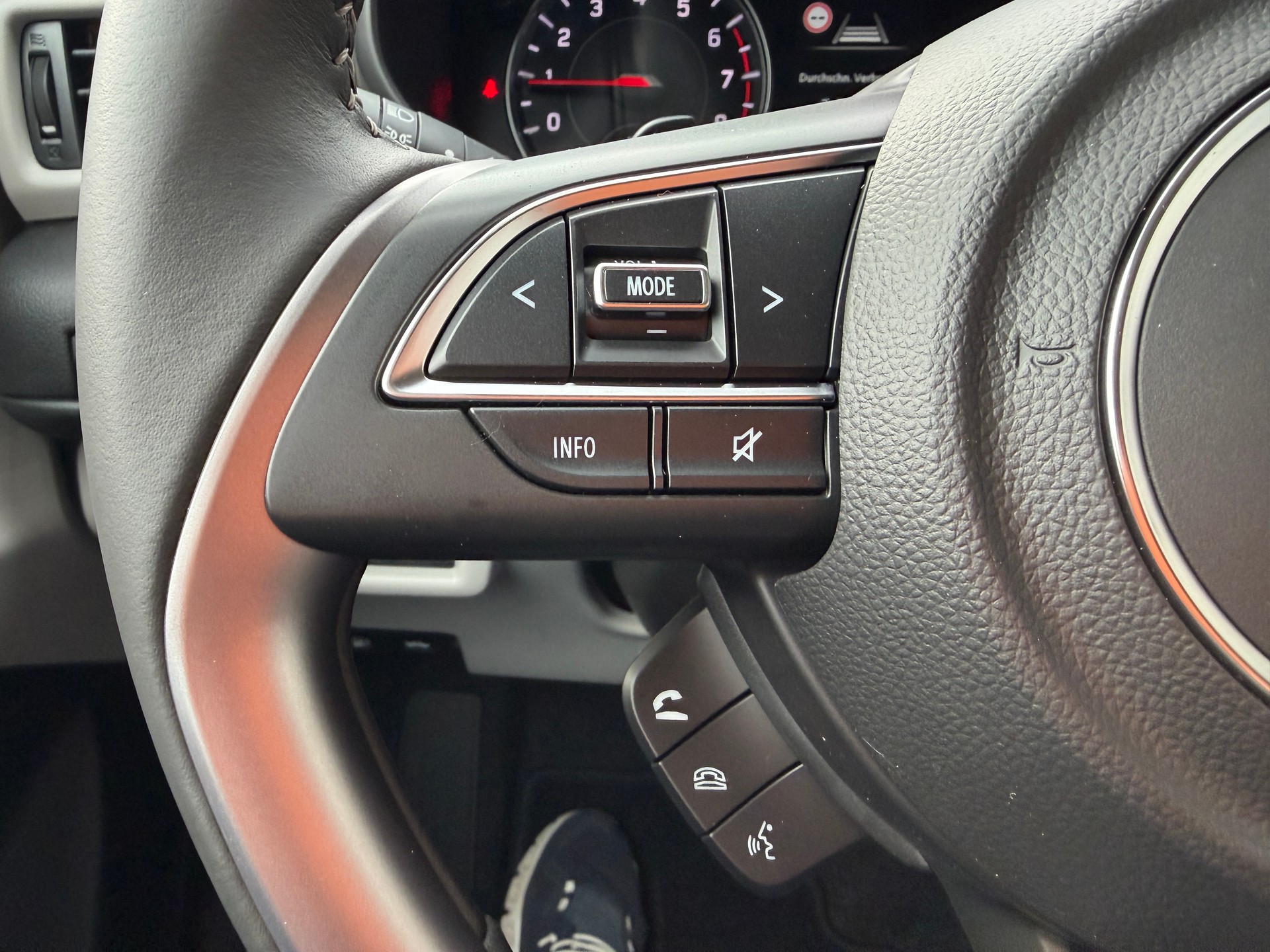 SUZUKI Swift 1.2 Sakura Top Hybrid CVT-image-10