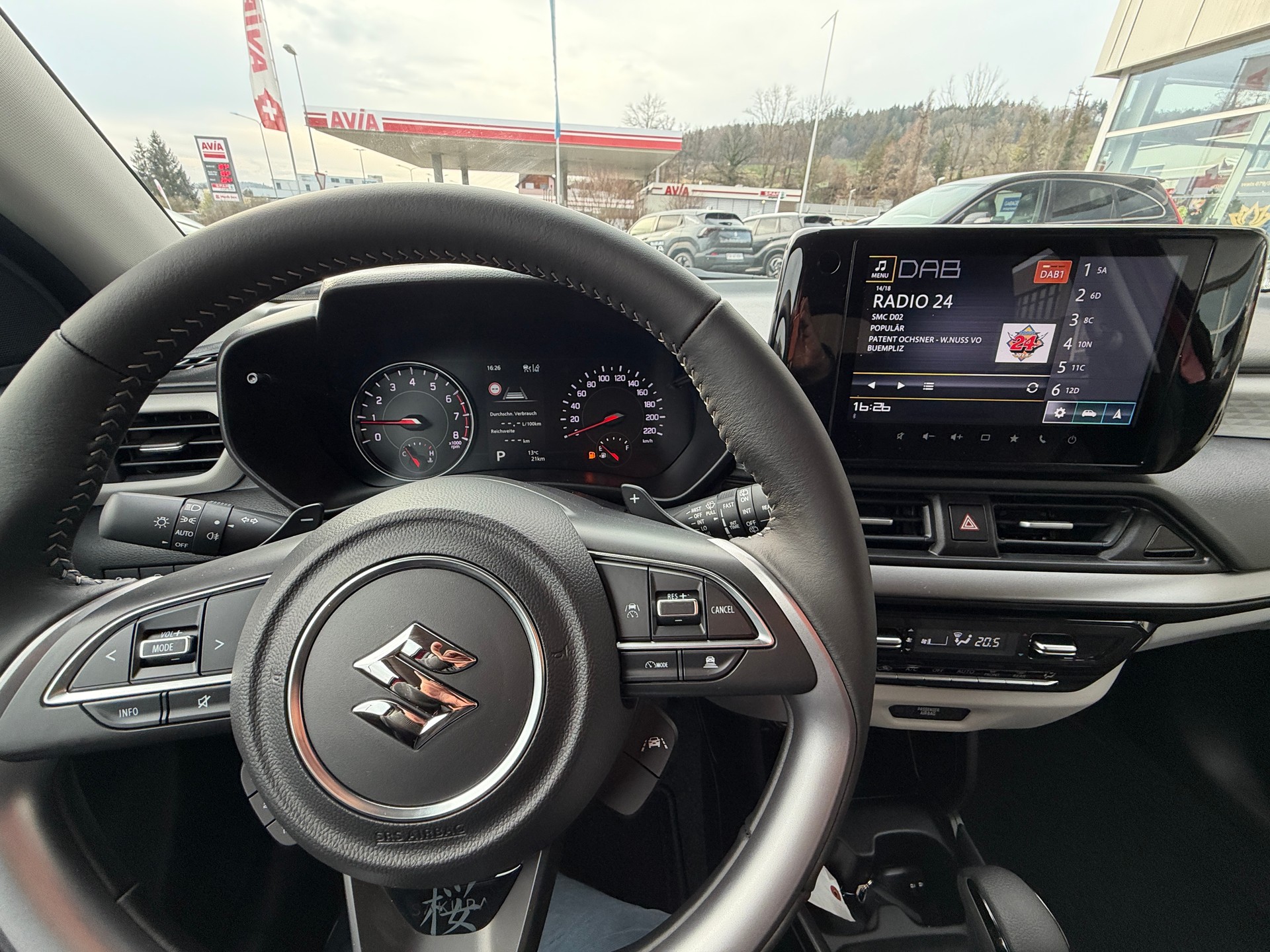 SUZUKI Swift 1.2 Sakura Top Hybrid CVT-image-8