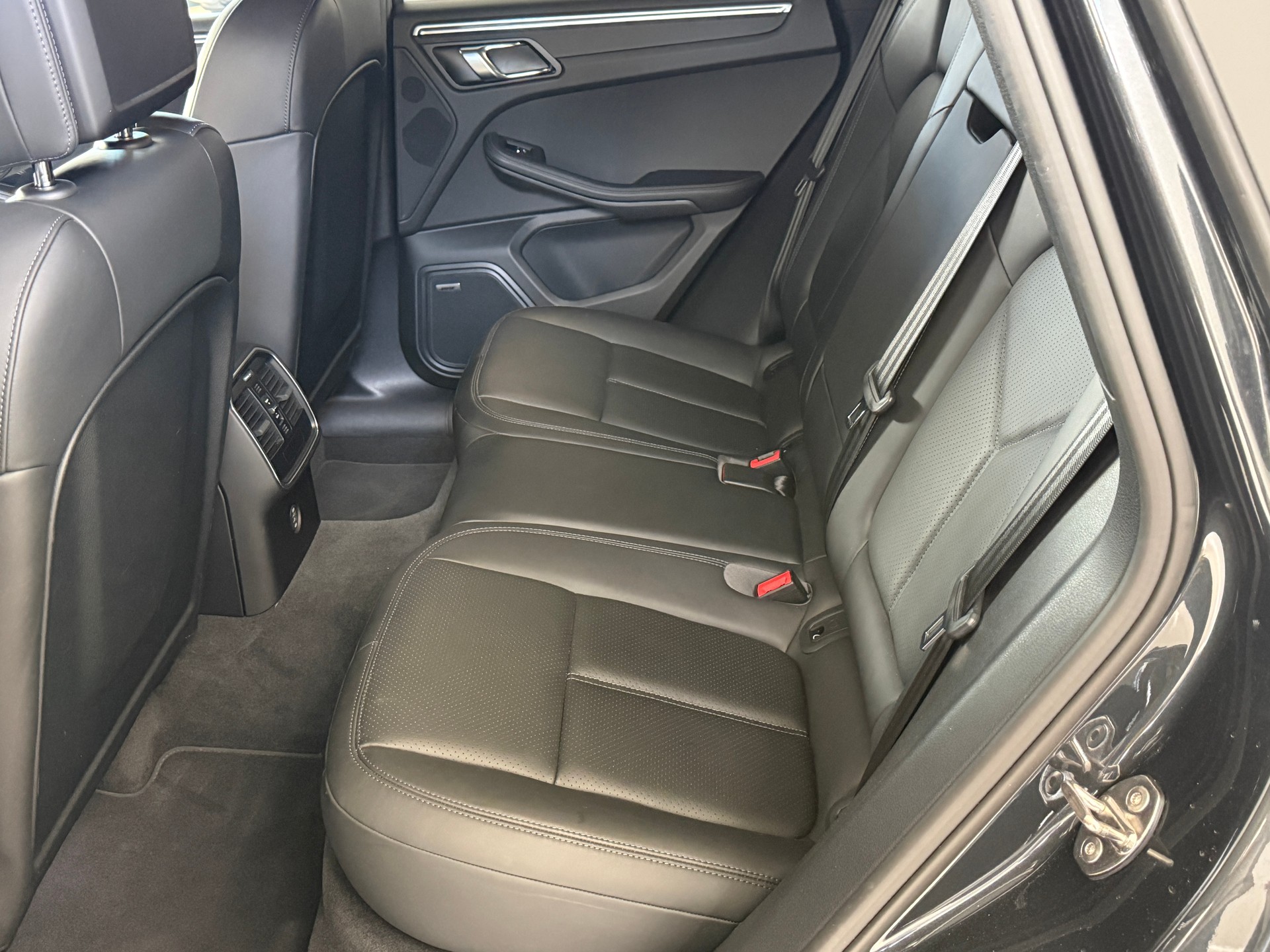 PORSCHE Macan PDK ***CH-FAHRZEUG***PORSCHE APPROVED GARANTIE BIS 2027***DISTANZREGLER***PANORAMADACH***-image-24
